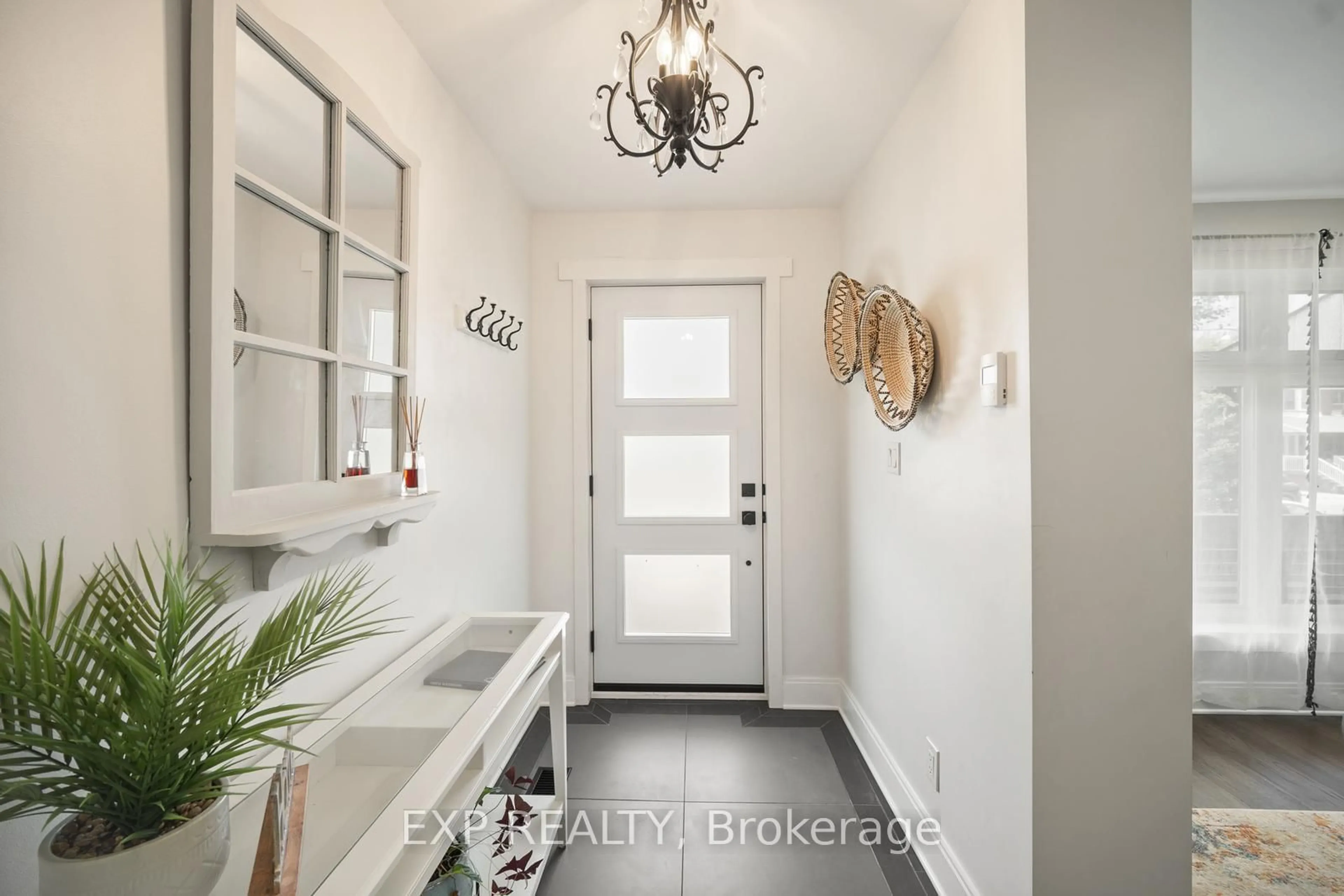Indoor entryway for 940 Dovercourt Rd, Toronto Ontario M6H 2X5