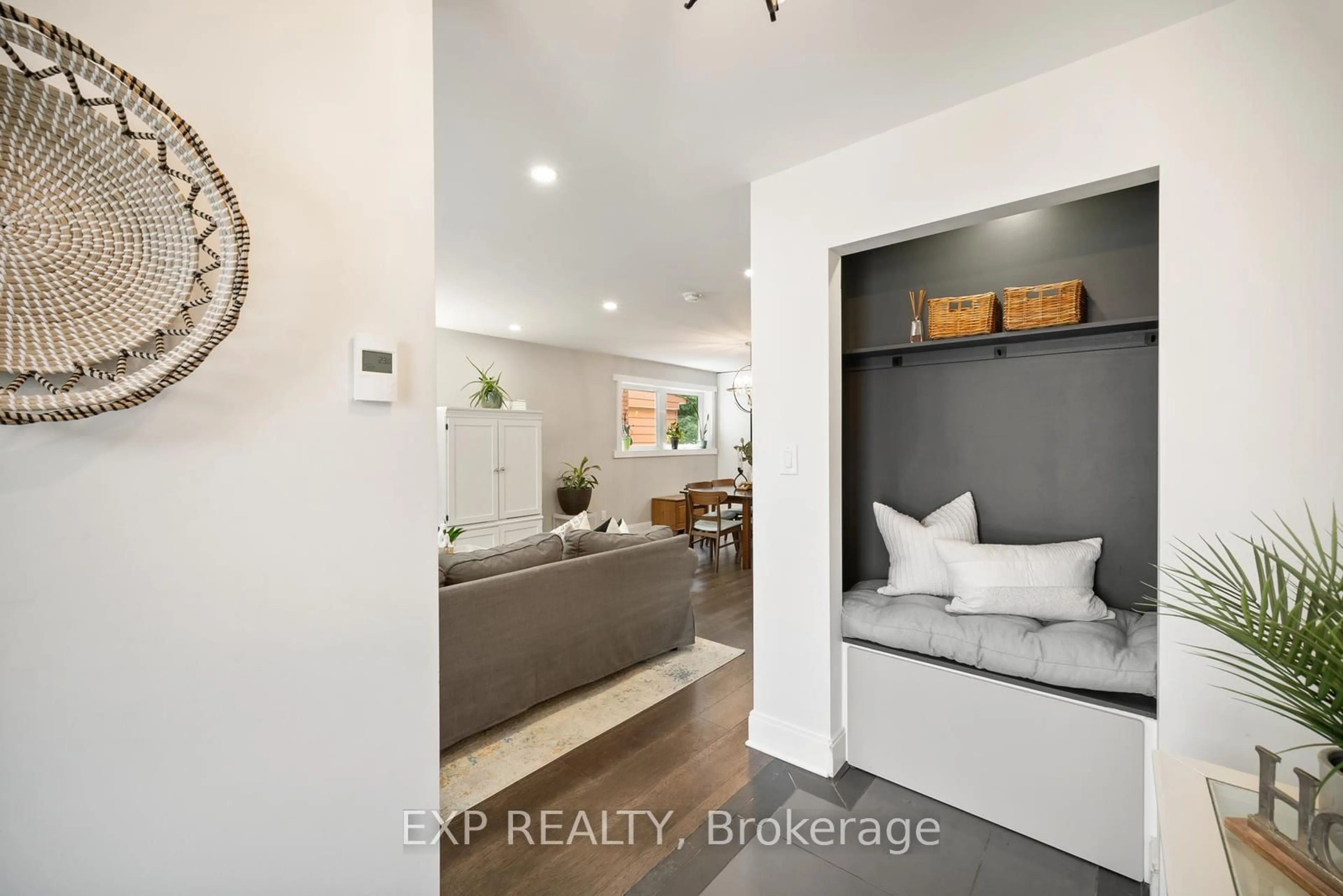 Indoor entryway for 940 Dovercourt Rd, Toronto Ontario M6H 2X5