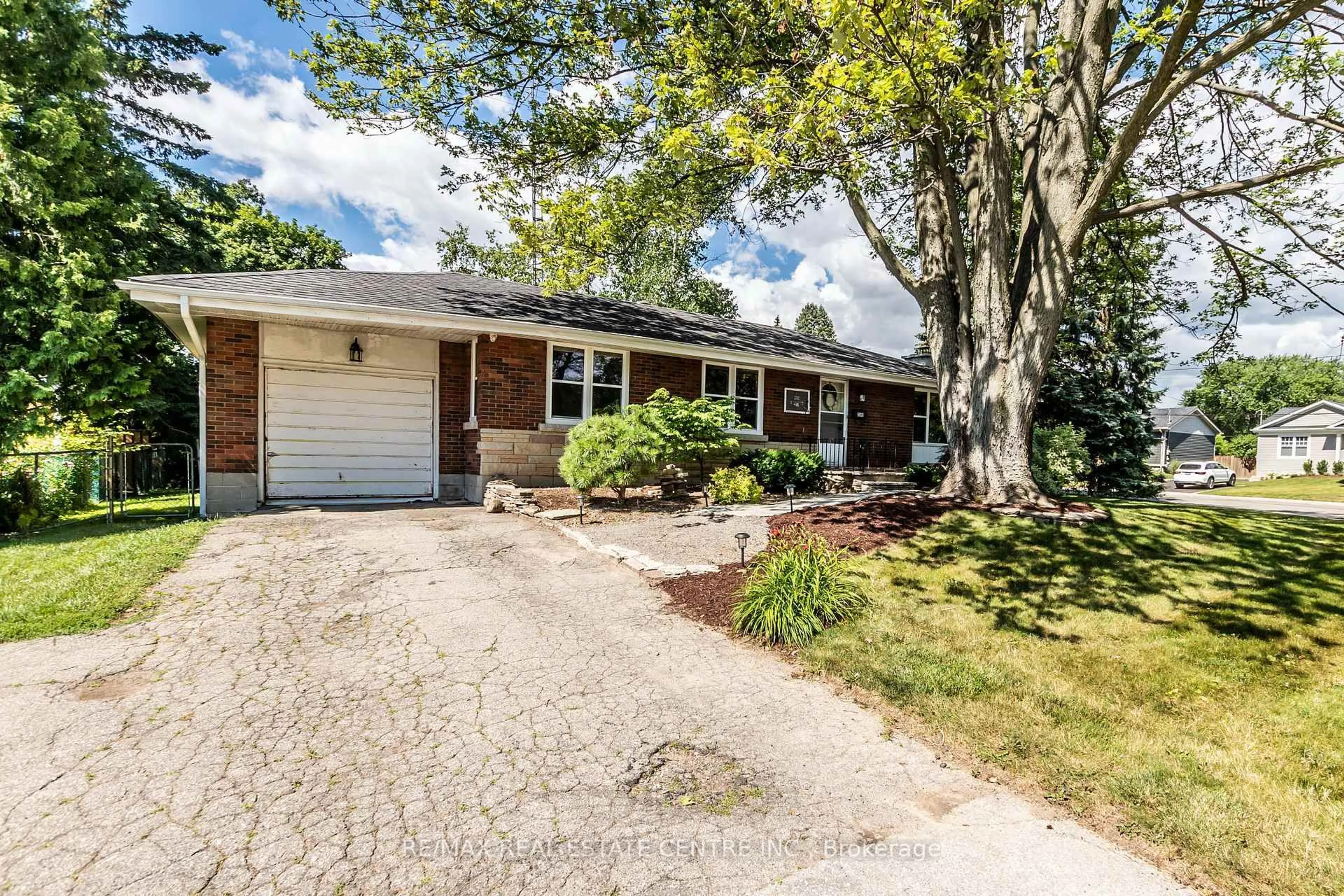Home with brick exterior material, street for 2340 Sharron St, Burlington Ontario L7R 1W7