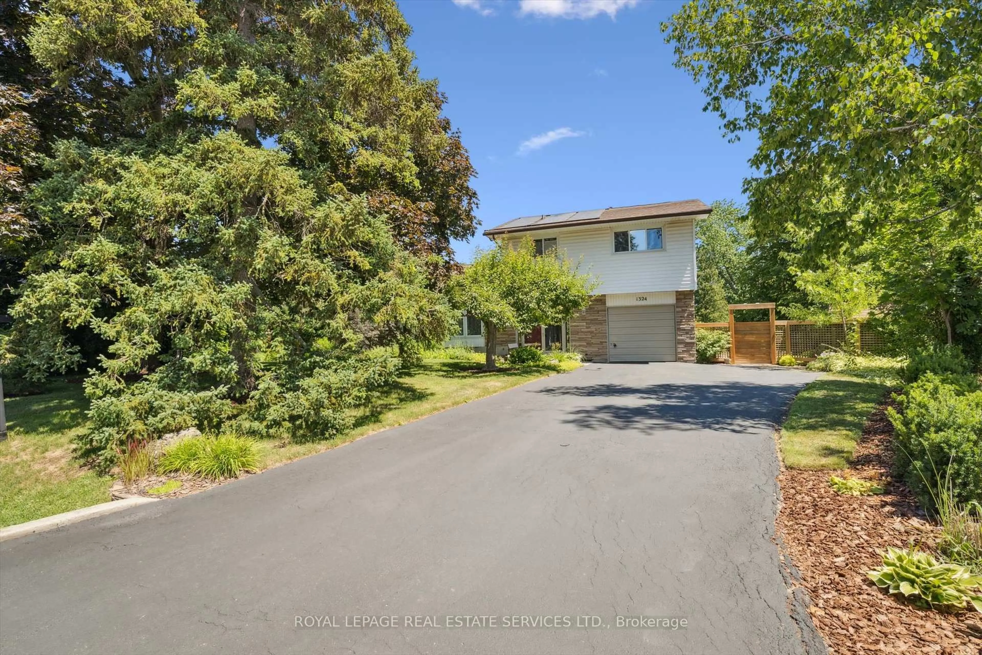 A pic from outside/outdoor area/front of a property/back of a property/a pic from drone, street for 1324 Elgin Cres, Oakville Ontario L6H 2J7