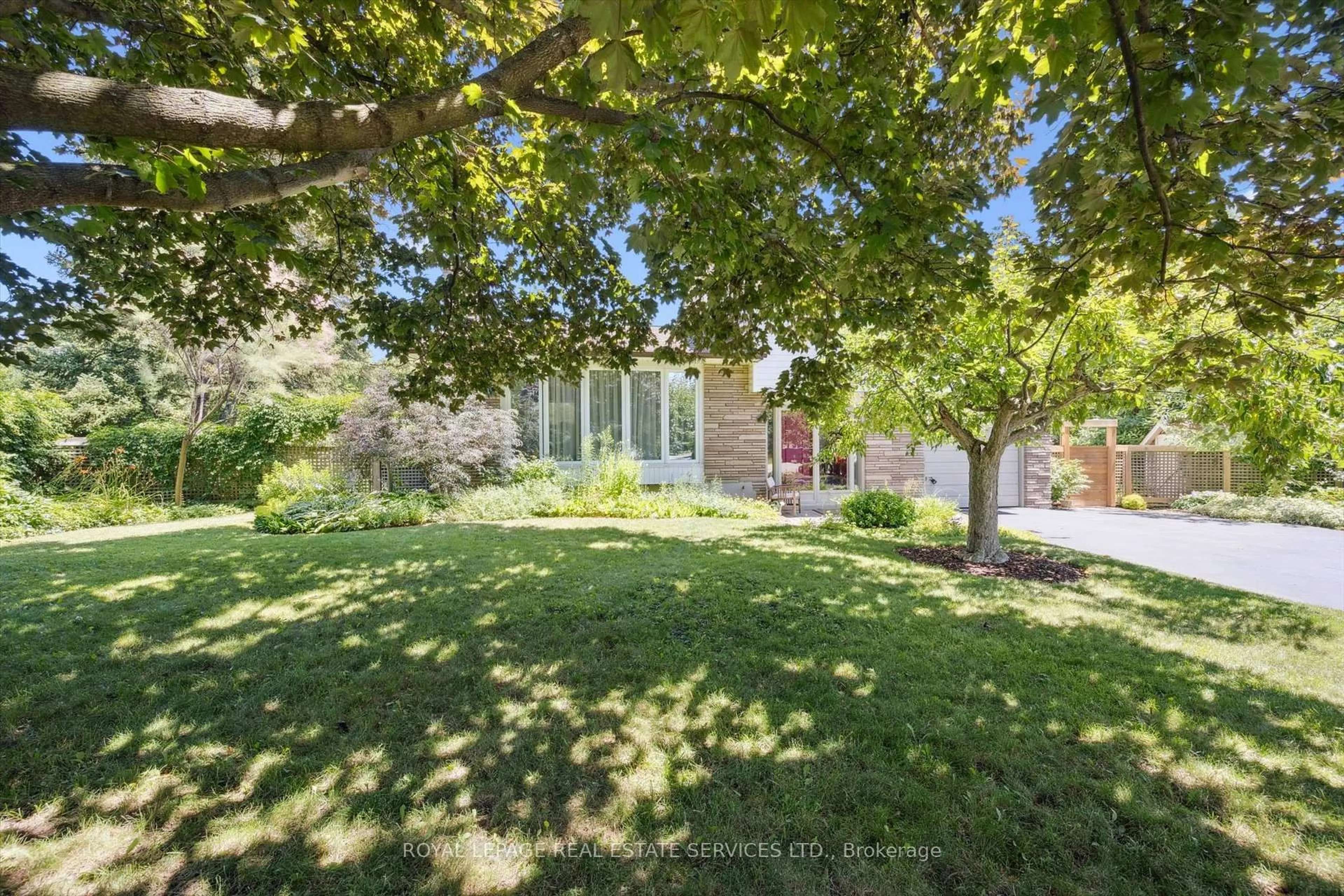 A pic from outside/outdoor area/front of a property/back of a property/a pic from drone, street for 1324 Elgin Cres, Oakville Ontario L6H 2J7