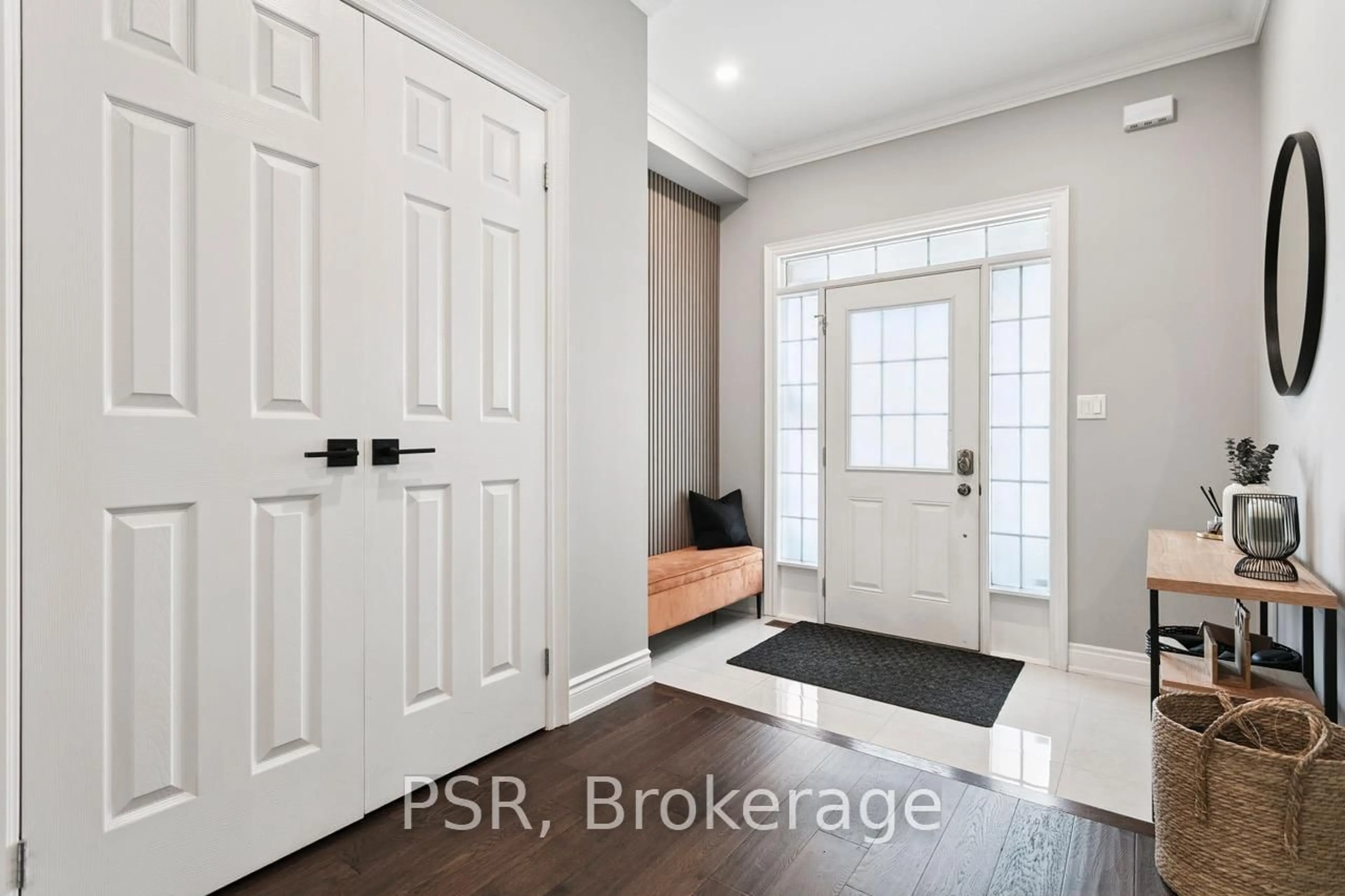 Indoor entryway for 2136 Redstone Cres, Oakville Ontario L6M 5B3