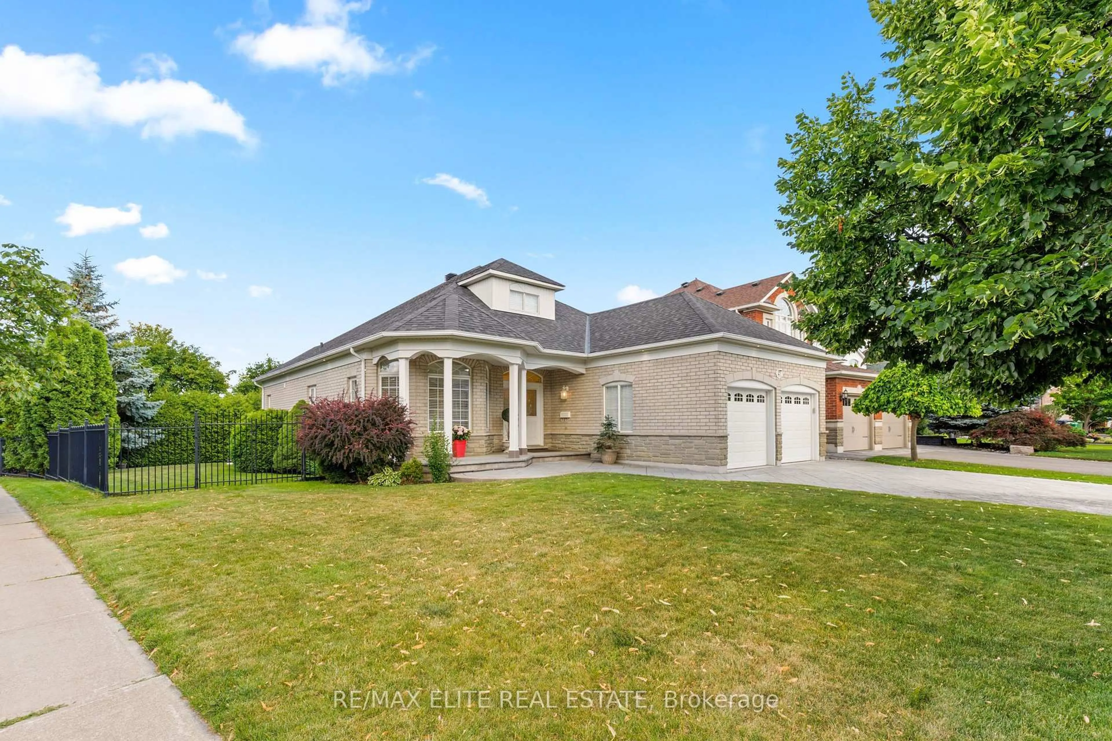 Home with vinyl exterior material, street for 41 Garden Wood Ave, Caledon Ontario L7C 1A2