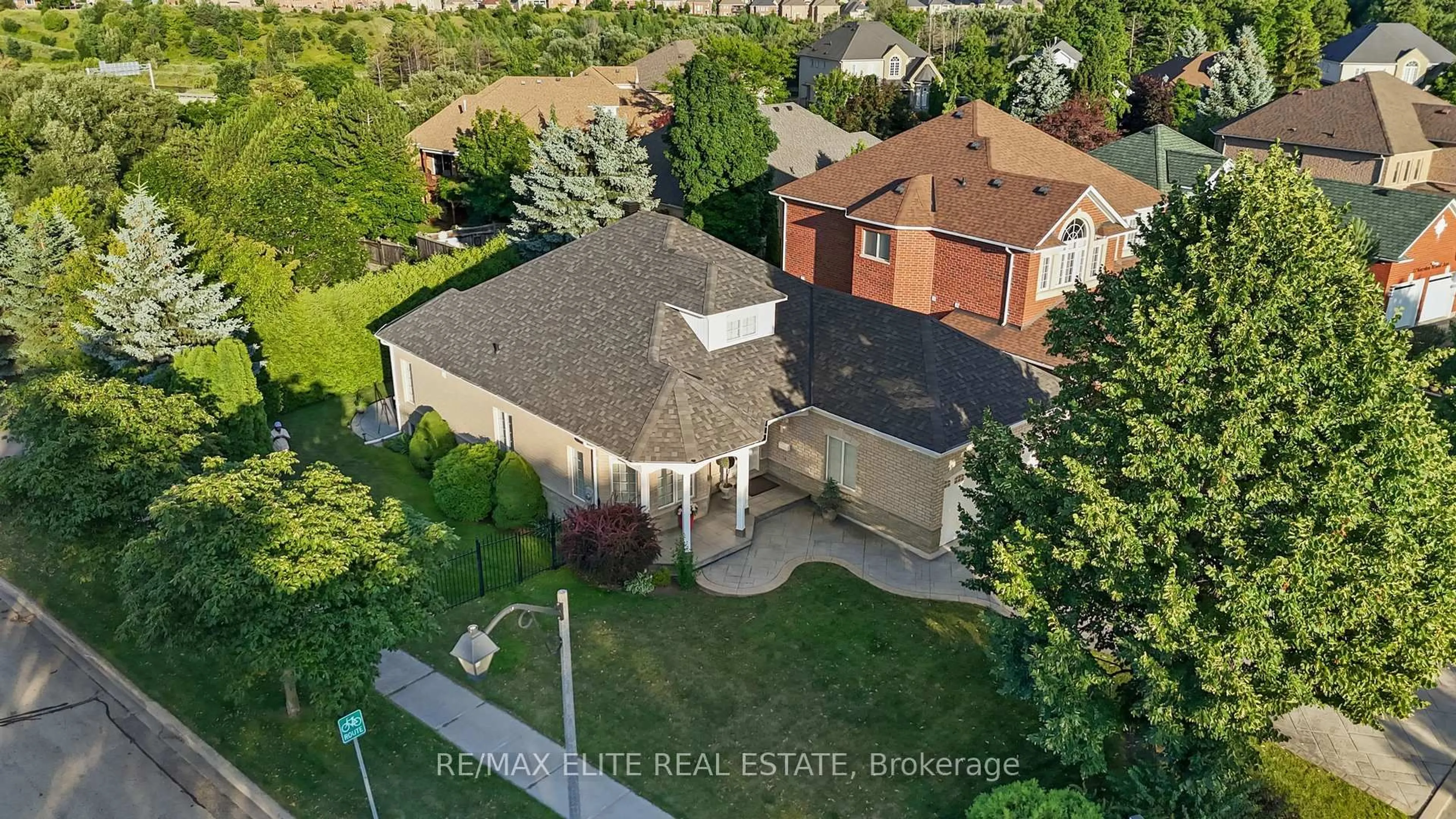 A pic from outside/outdoor area/front of a property/back of a property/a pic from drone, street for 41 Garden Wood Ave, Caledon Ontario L7C 1A2