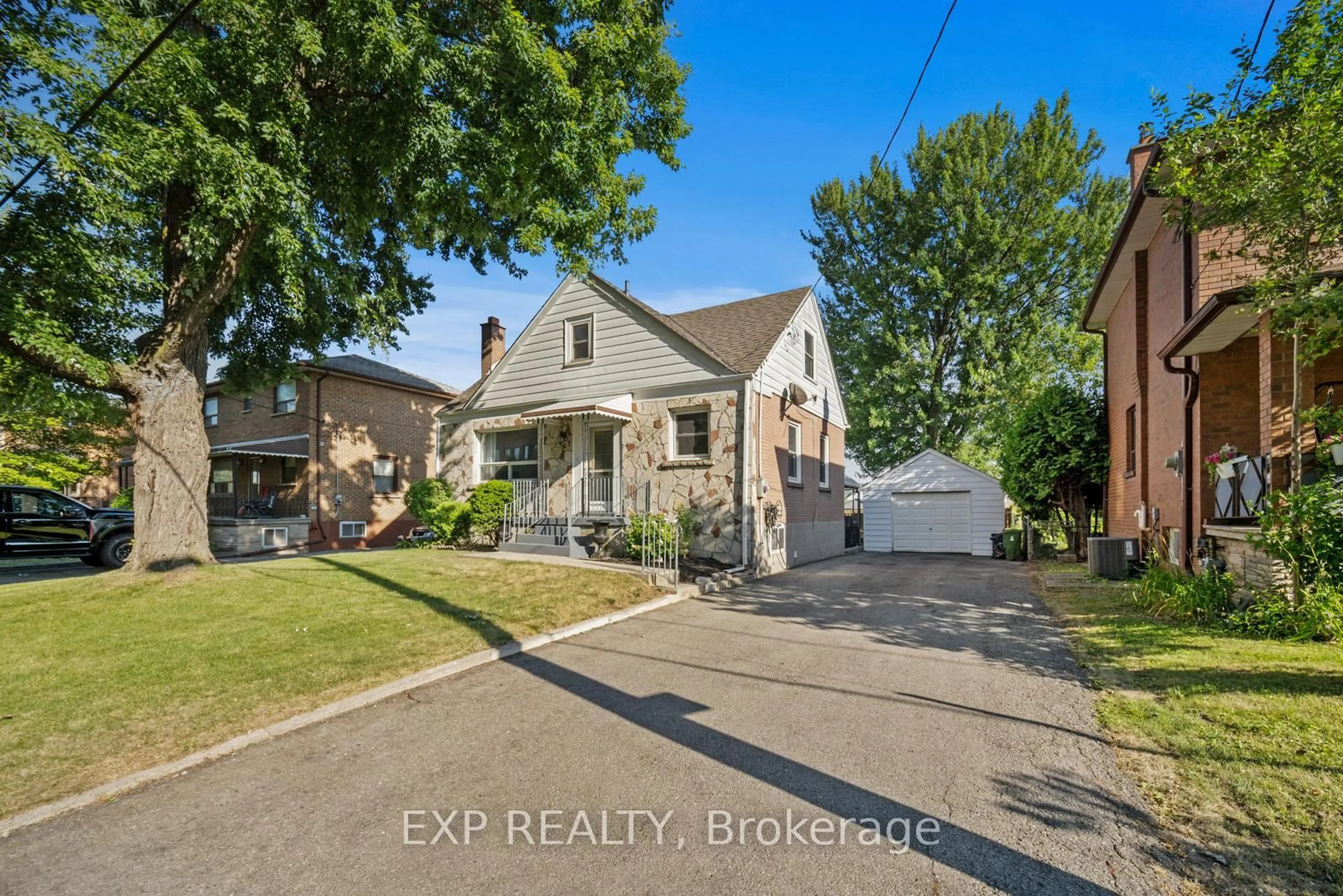 A pic from outside/outdoor area/front of a property/back of a property/a pic from drone, street for 67 Winston Park Blvd, Toronto Ontario M3K 1C2