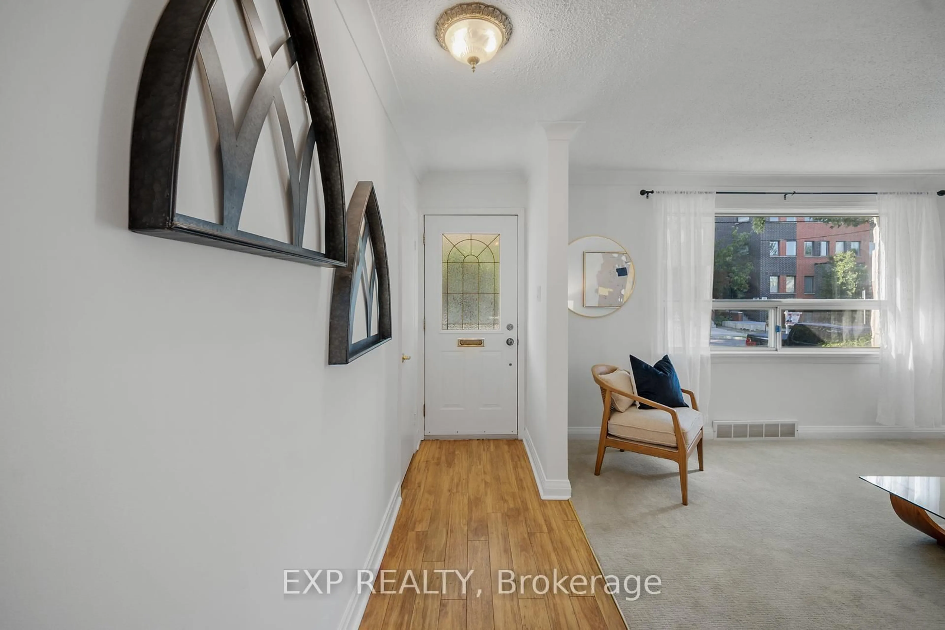 Indoor entryway for 67 Winston Park Blvd, Toronto Ontario M3K 1C2