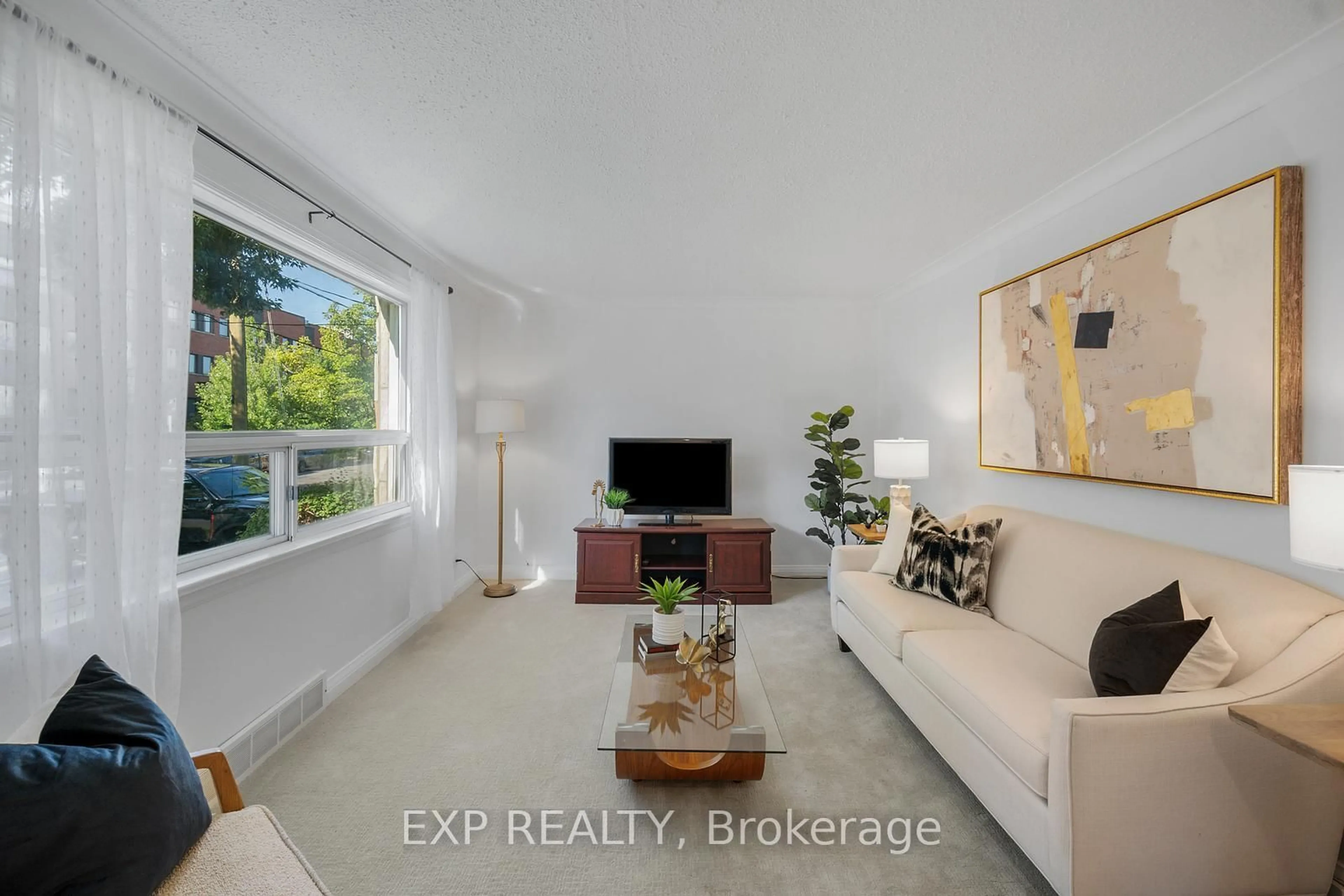 Living room with furniture, unknown for 67 Winston Park Blvd, Toronto Ontario M3K 1C2