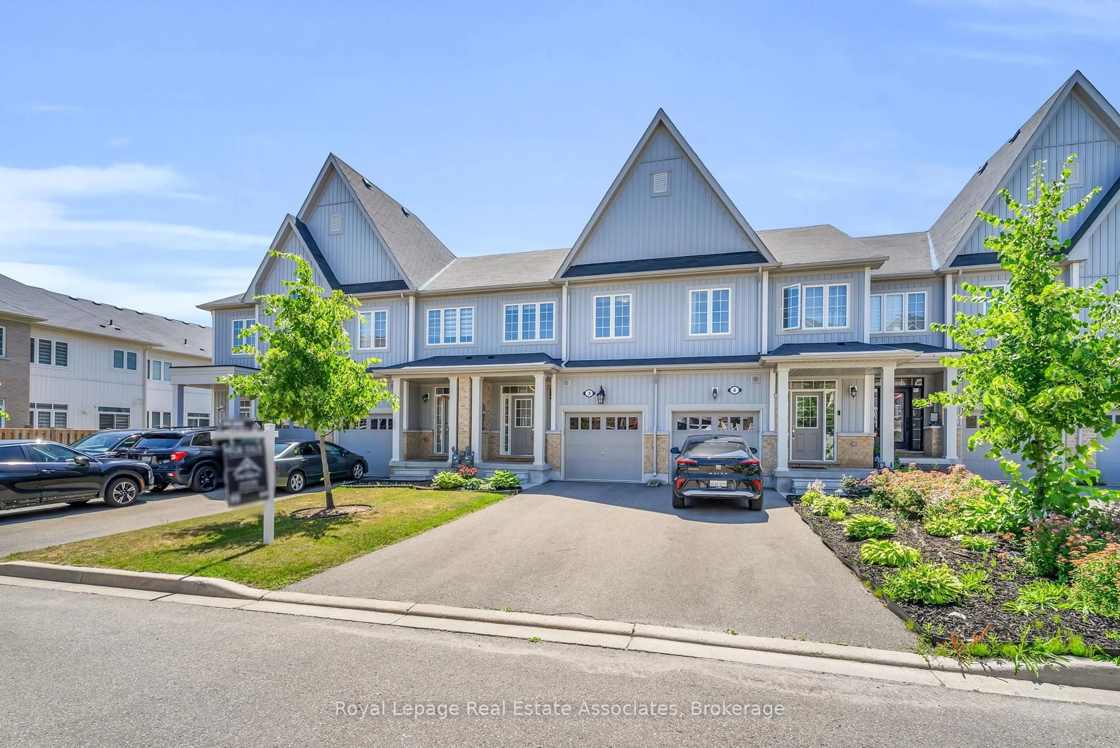 A pic from outside/outdoor area/front of a property/back of a property/a pic from drone, street for 172 Parkinson Cres #3, Orangeville Ontario L9W 6X3