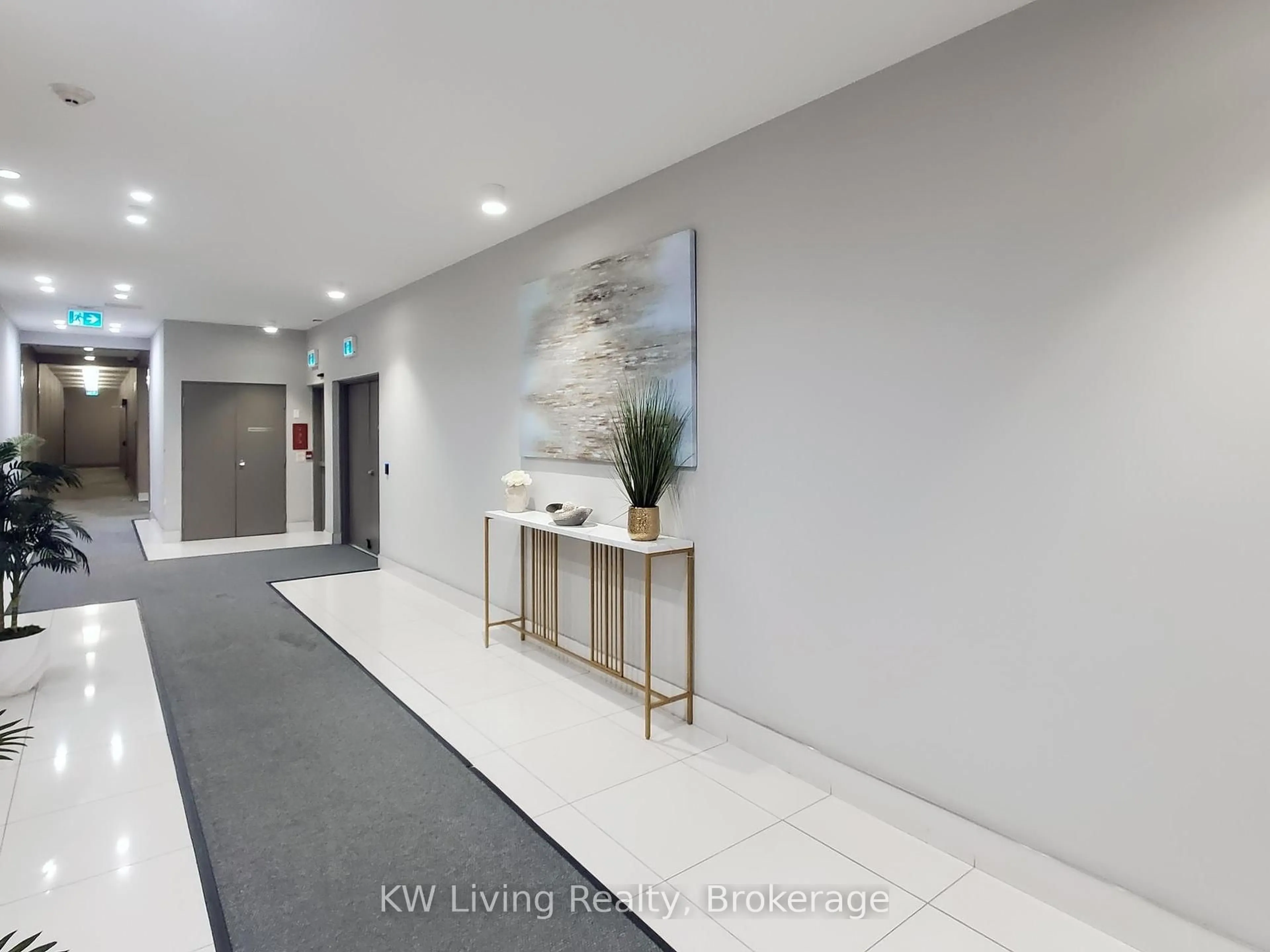 Indoor foyer for 65 Watergarden Dr #104, Mississauga Ontario L5R 0G9
