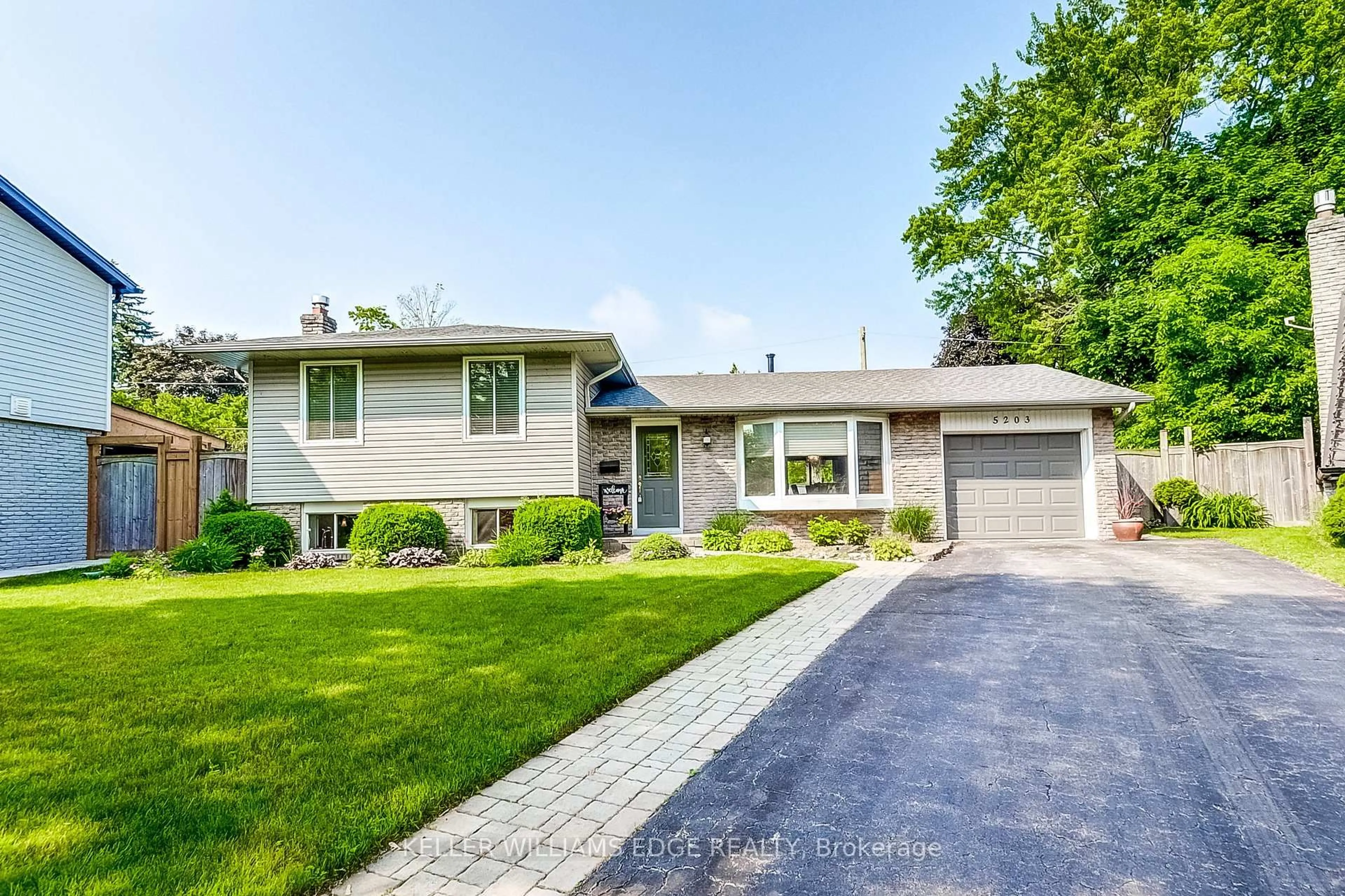 Home with vinyl exterior material, street for 5203 Broughton Cres, Burlington Ontario L7L 3C1