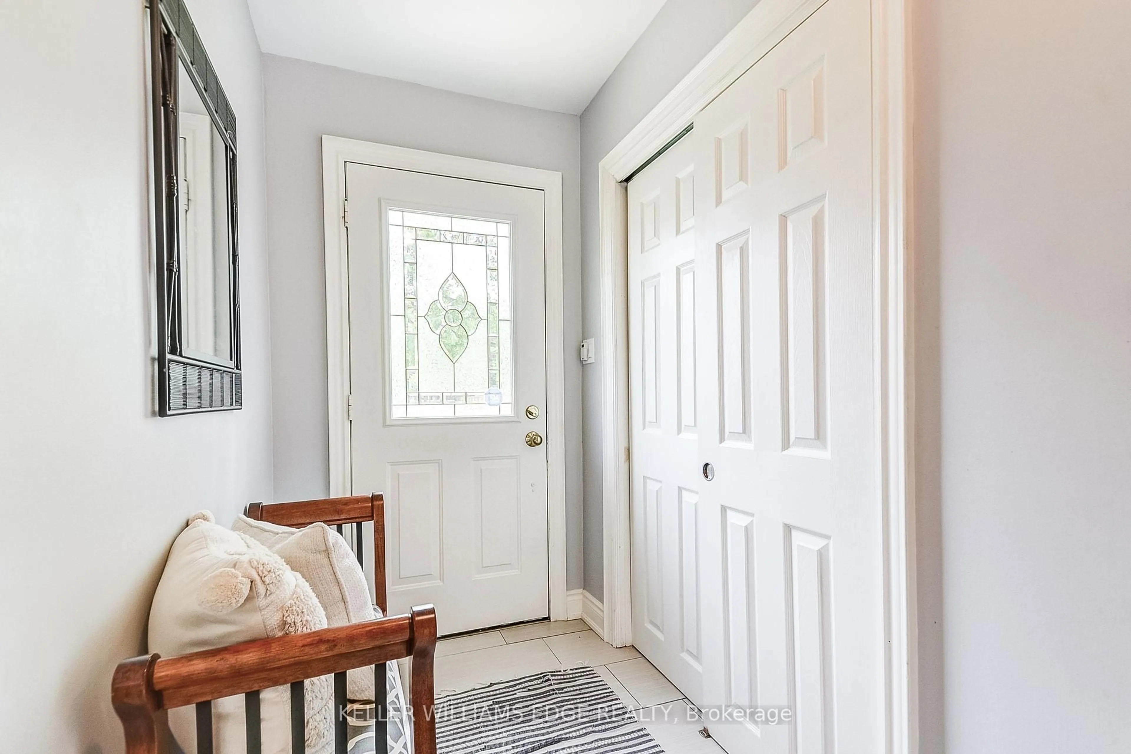 Indoor entryway for 5203 Broughton Cres, Burlington Ontario L7L 3C1