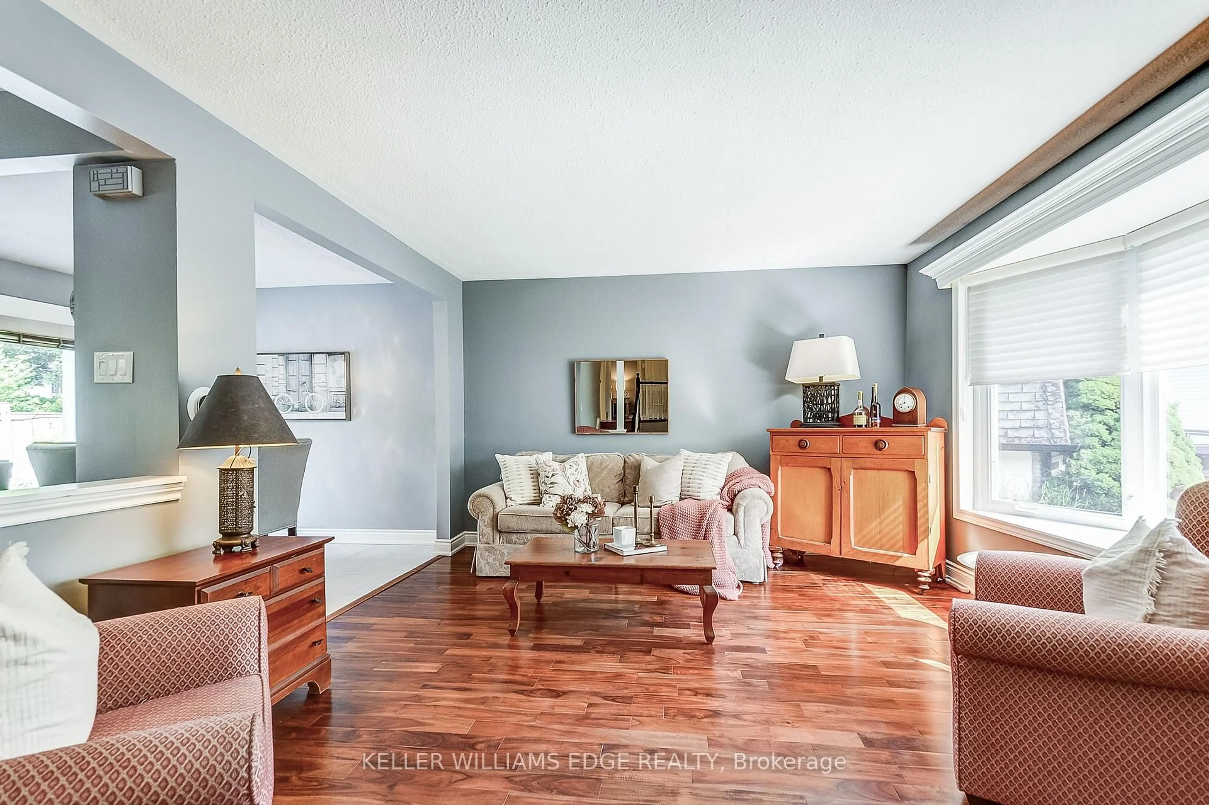 Living room with furniture, unknown for 5203 Broughton Cres, Burlington Ontario L7L 3C1
