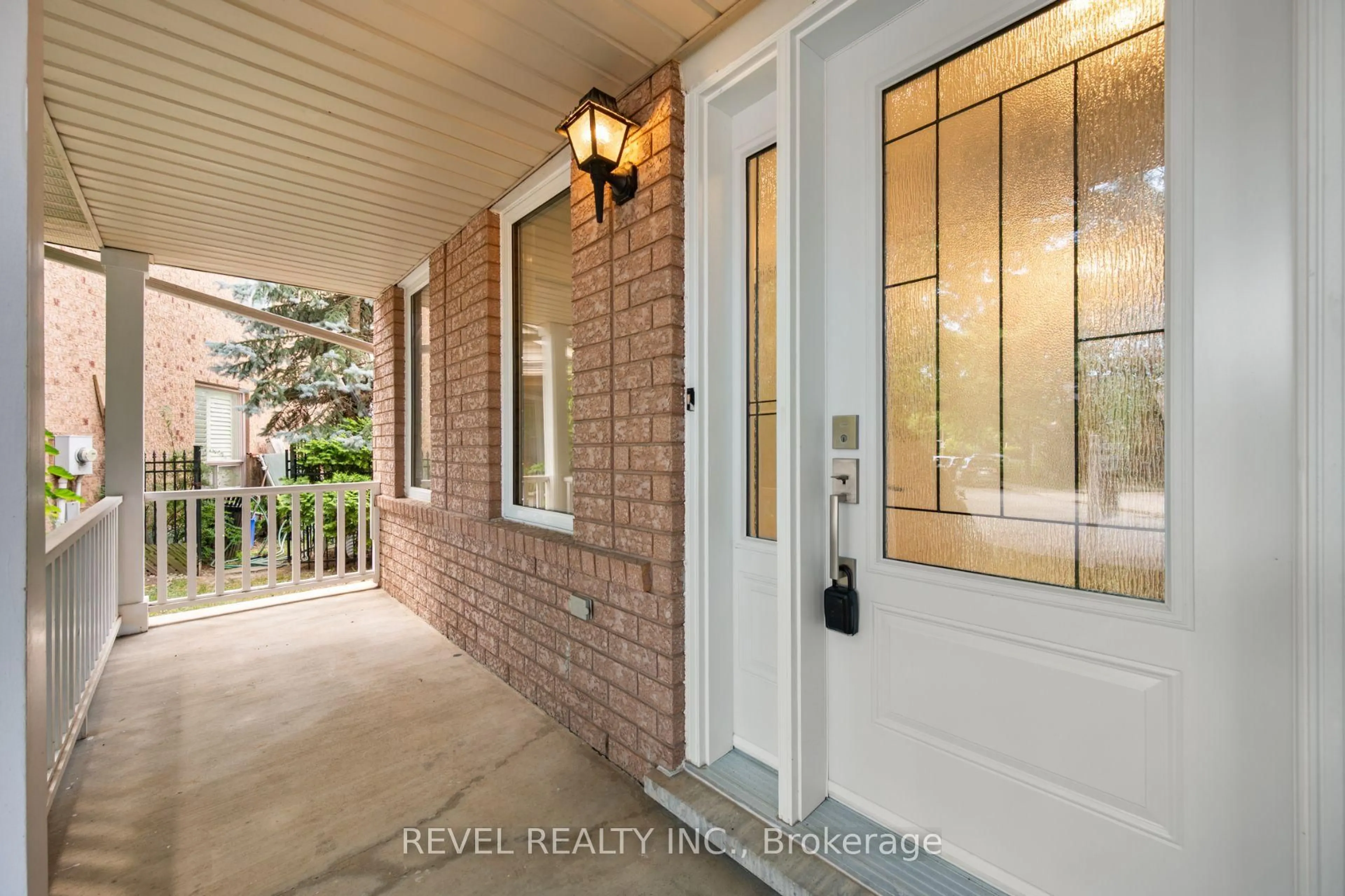Indoor entryway for 2170 Birchleaf Lane, Burlington Ontario L7L 6G8