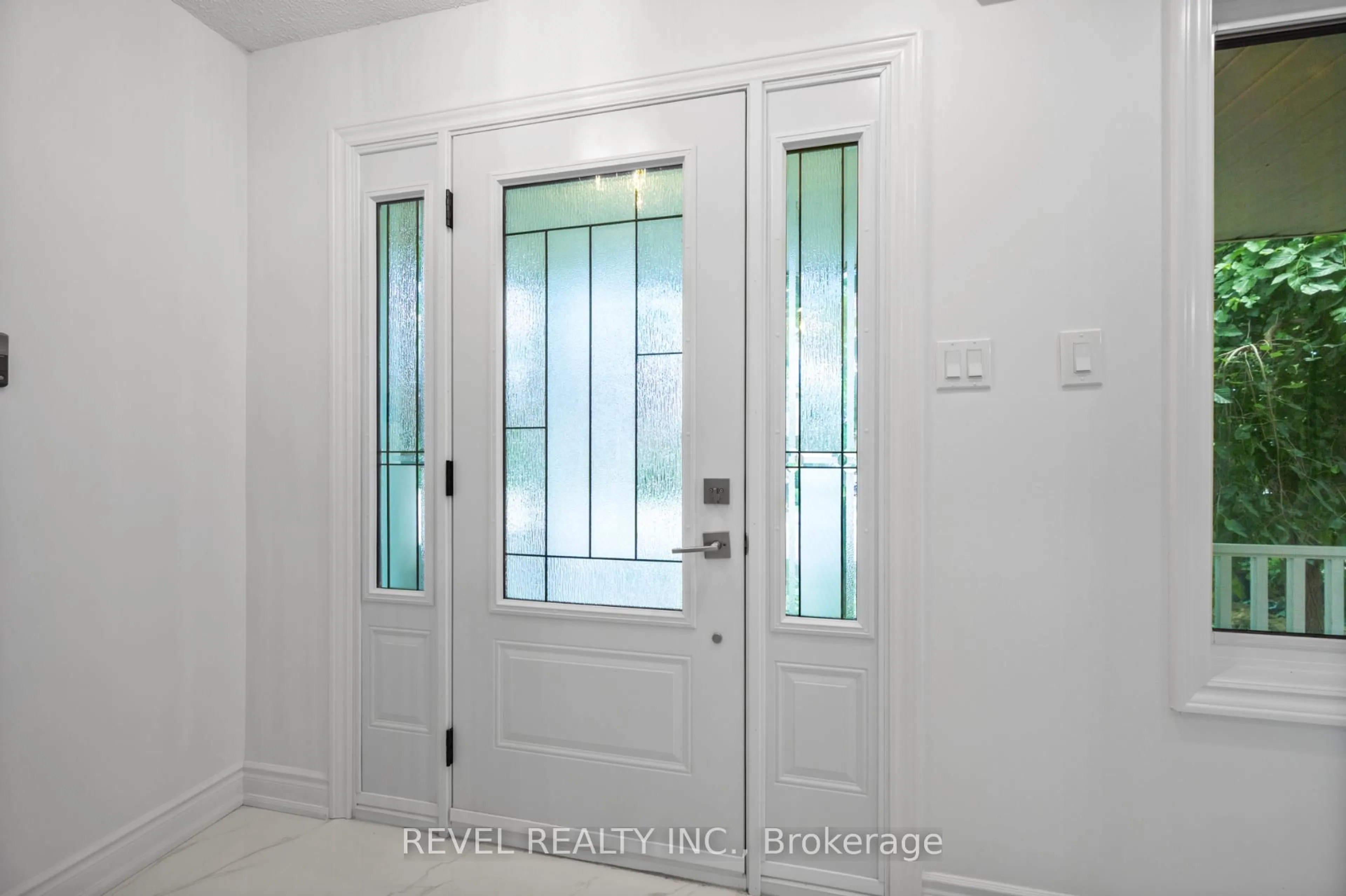 Indoor entryway for 2170 Birchleaf Lane, Burlington Ontario L7L 6G8
