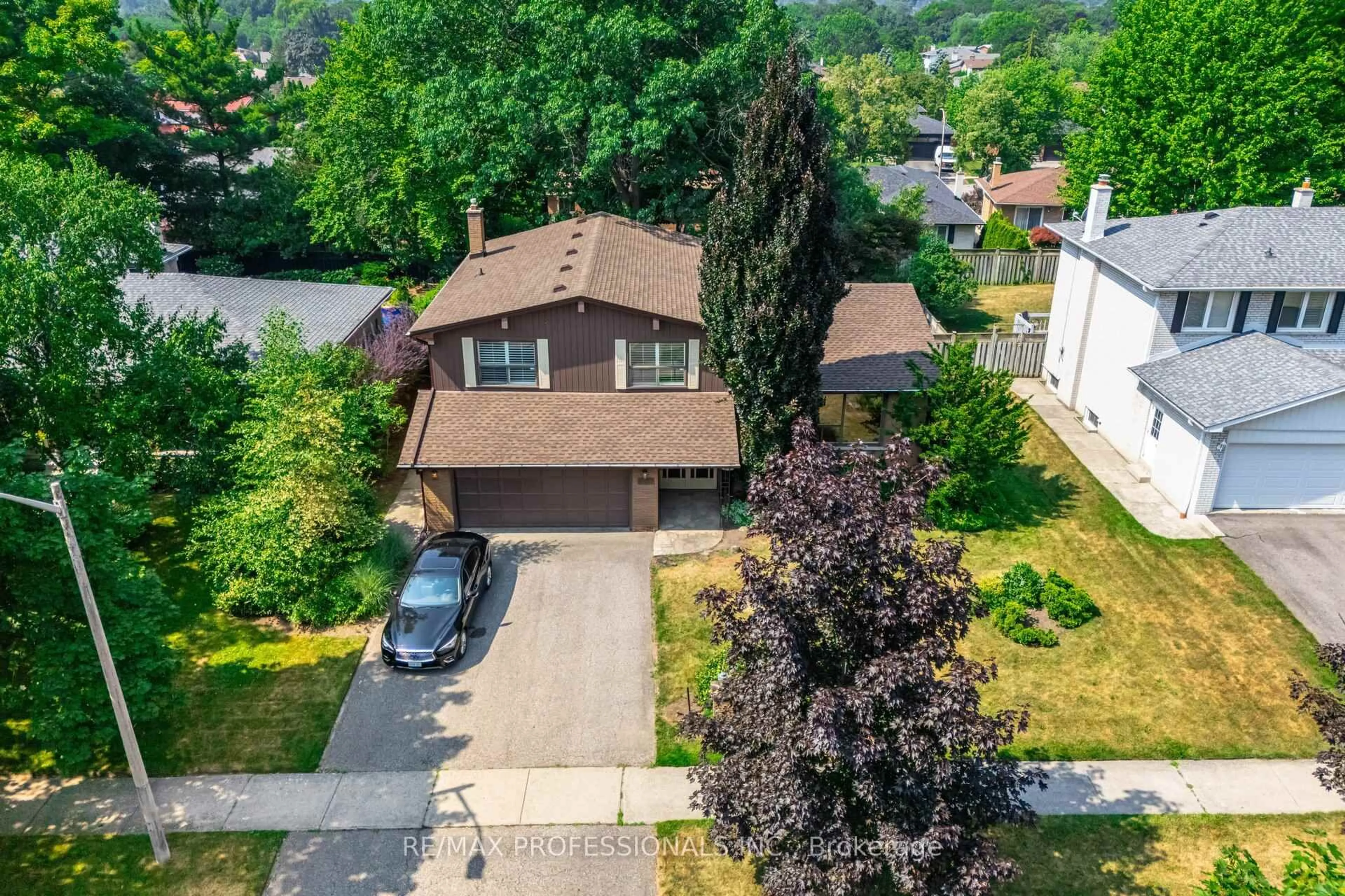 A pic from outside/outdoor area/front of a property/back of a property/a pic from drone, street for 3667 Beechollow Cres, Mississauga Ontario L4Y 3T3