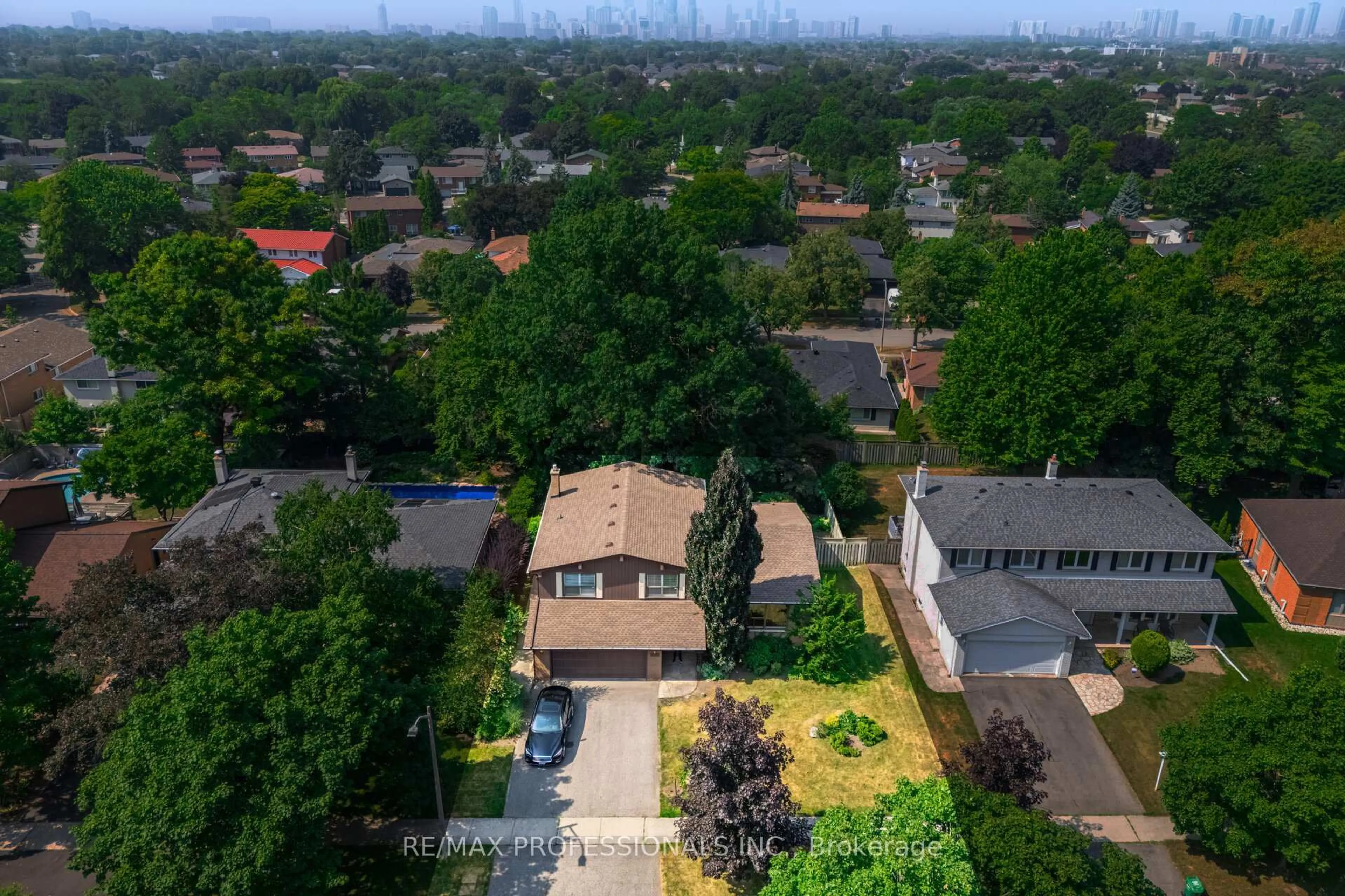 A pic from outside/outdoor area/front of a property/back of a property/a pic from drone, city buildings view from balcony for 3667 Beechollow Cres, Mississauga Ontario L4Y 3T3