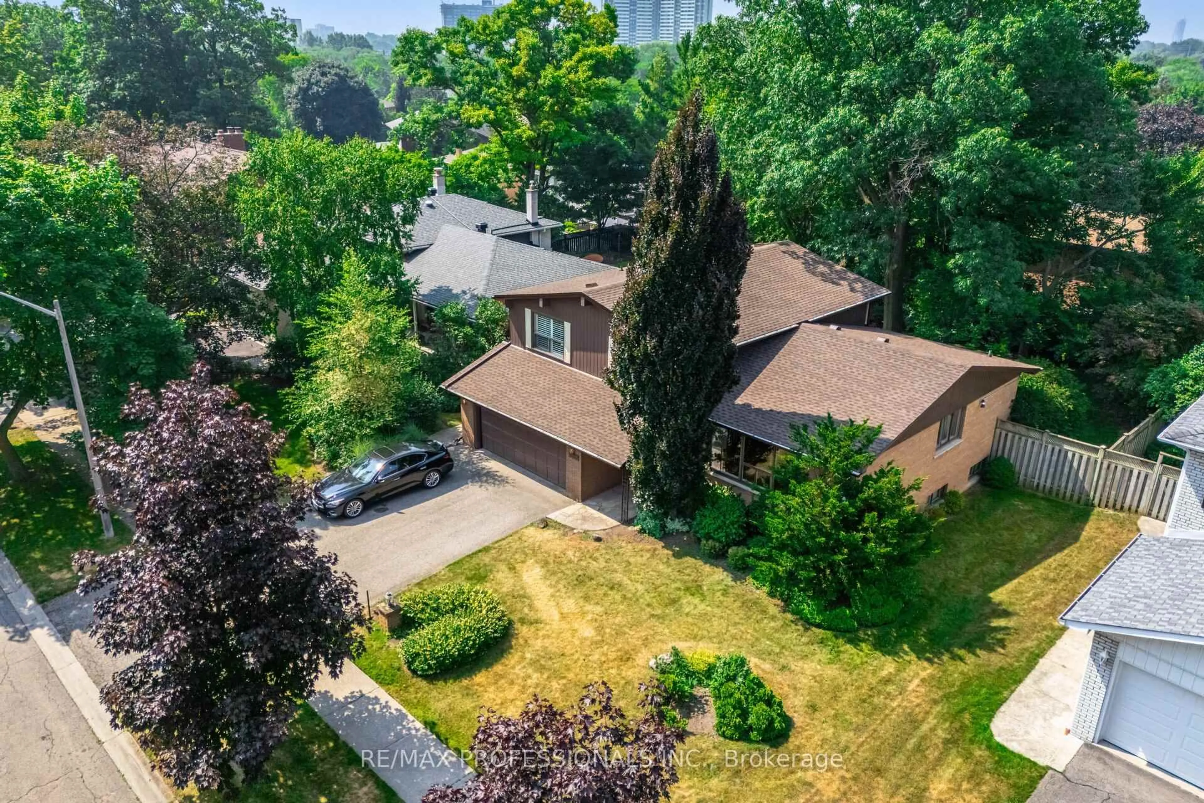 A pic from outside/outdoor area/front of a property/back of a property/a pic from drone, street for 3667 Beechollow Cres, Mississauga Ontario L4Y 3T3