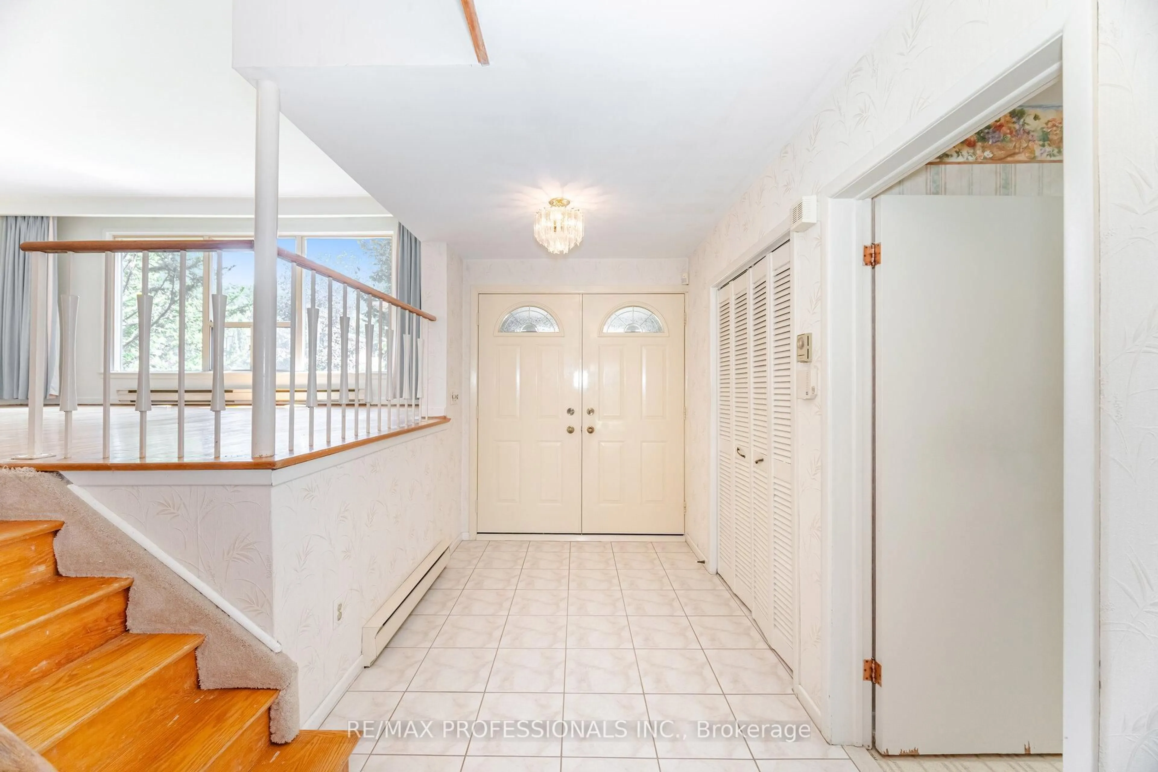 Indoor foyer for 3667 Beechollow Cres, Mississauga Ontario L4Y 3T3