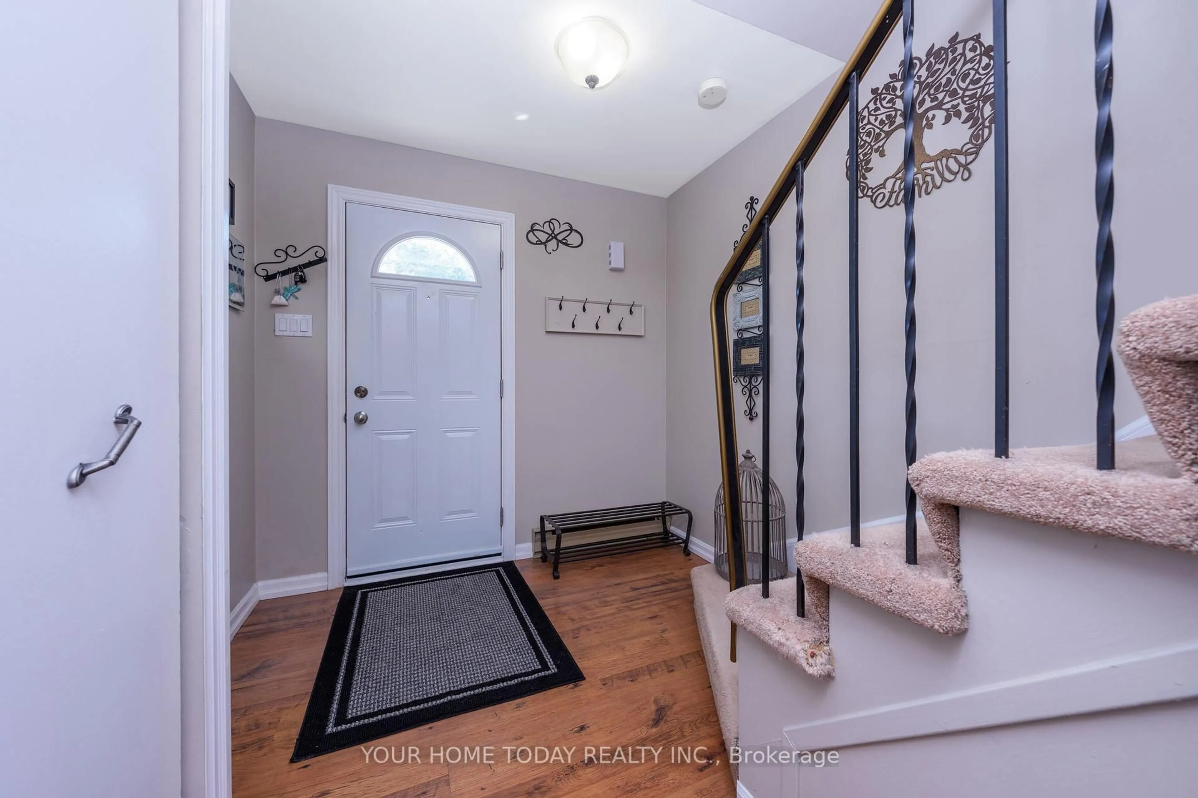 Indoor entryway for 46 Mountainview Rd #29, Halton Hills Ontario L7G 4K5
