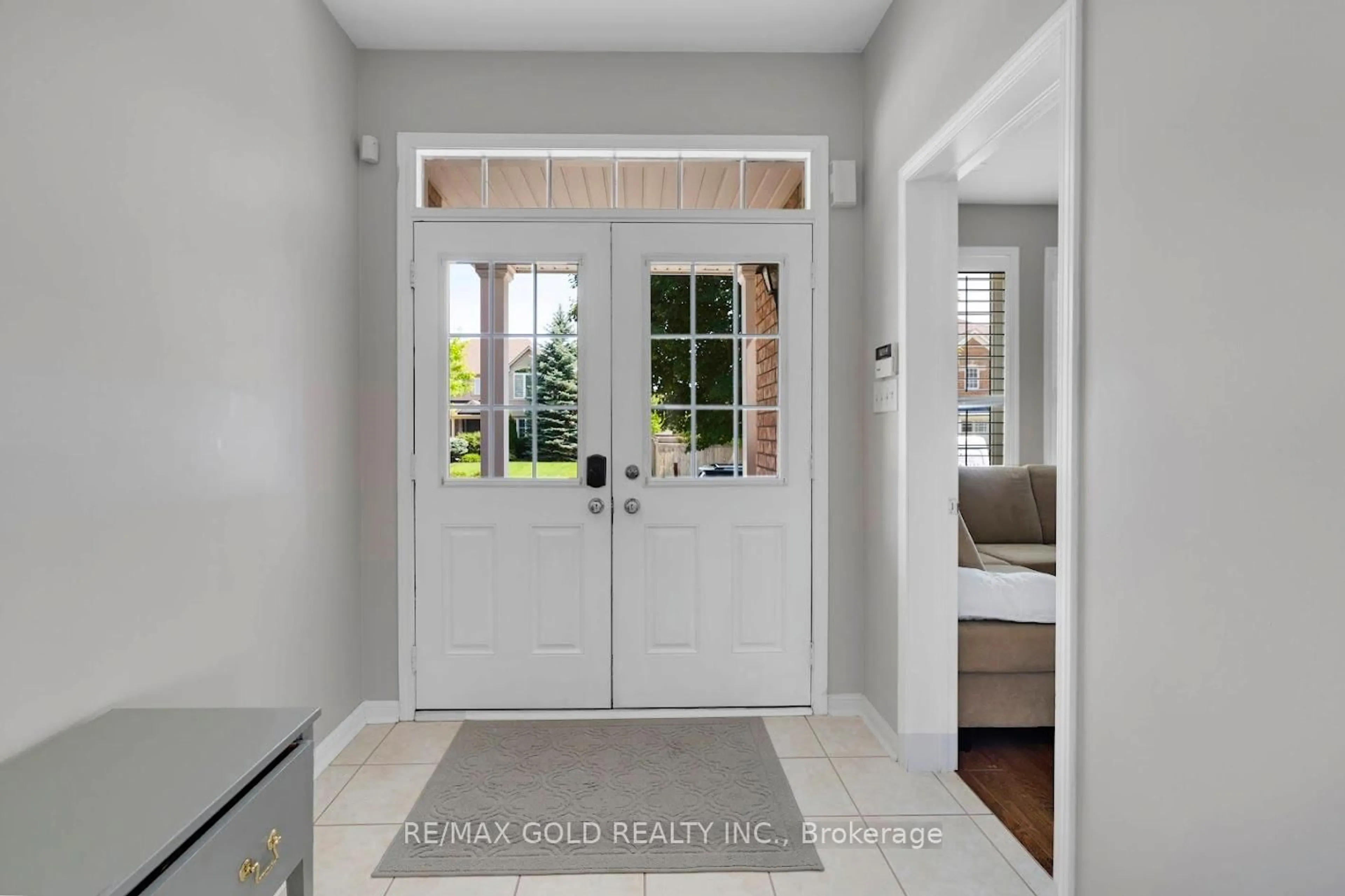Indoor entryway for 6 Farad Crt, Brampton Ontario L6P 1S6