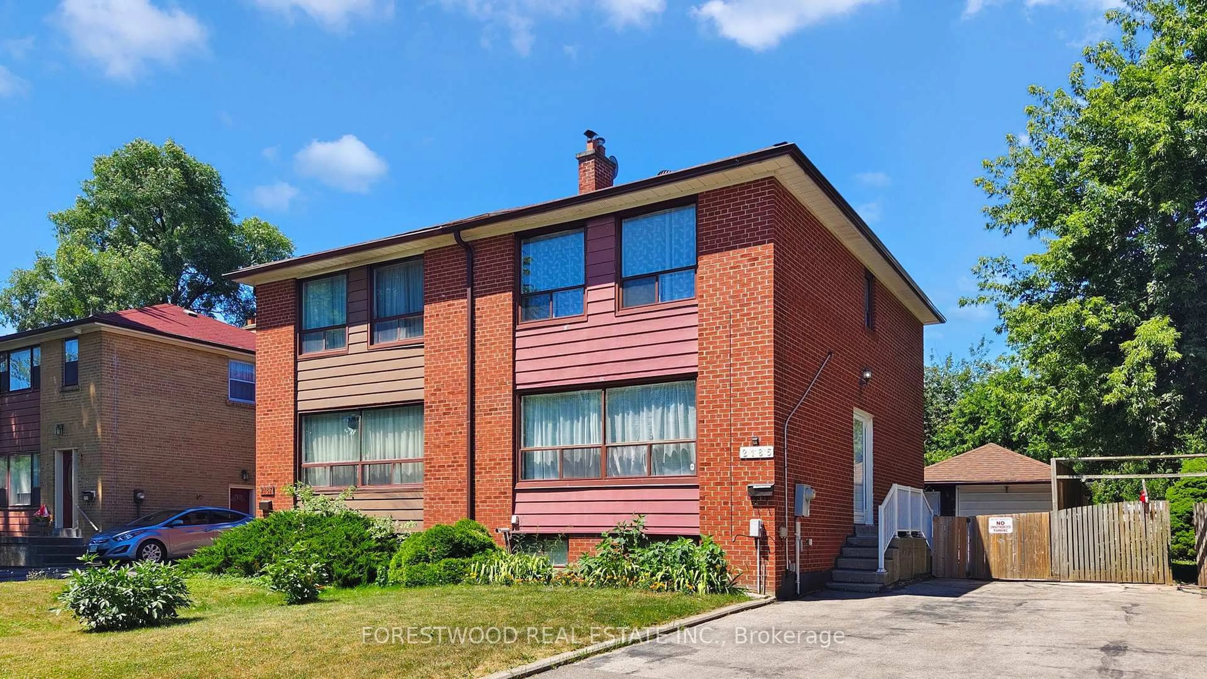 Home with brick exterior material, building for 2185 Wiseman Crt, Mississauga Ontario L5J 1P3