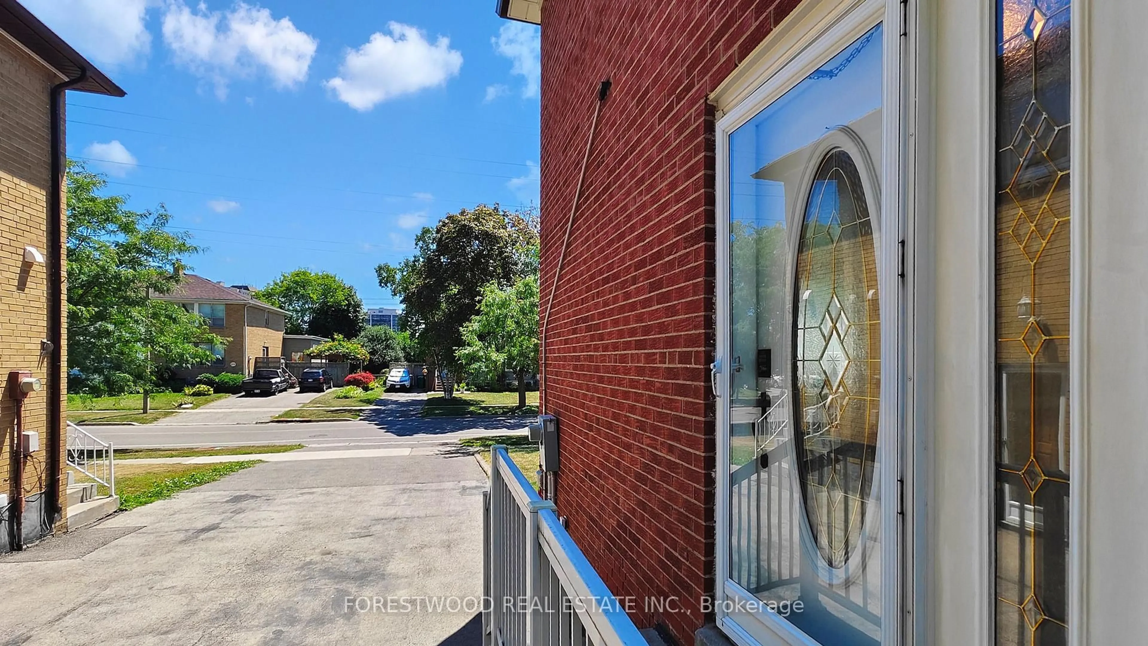 A pic from outside/outdoor area/front of a property/back of a property/a pic from drone, street for 2185 Wiseman Crt, Mississauga Ontario L5J 1P3