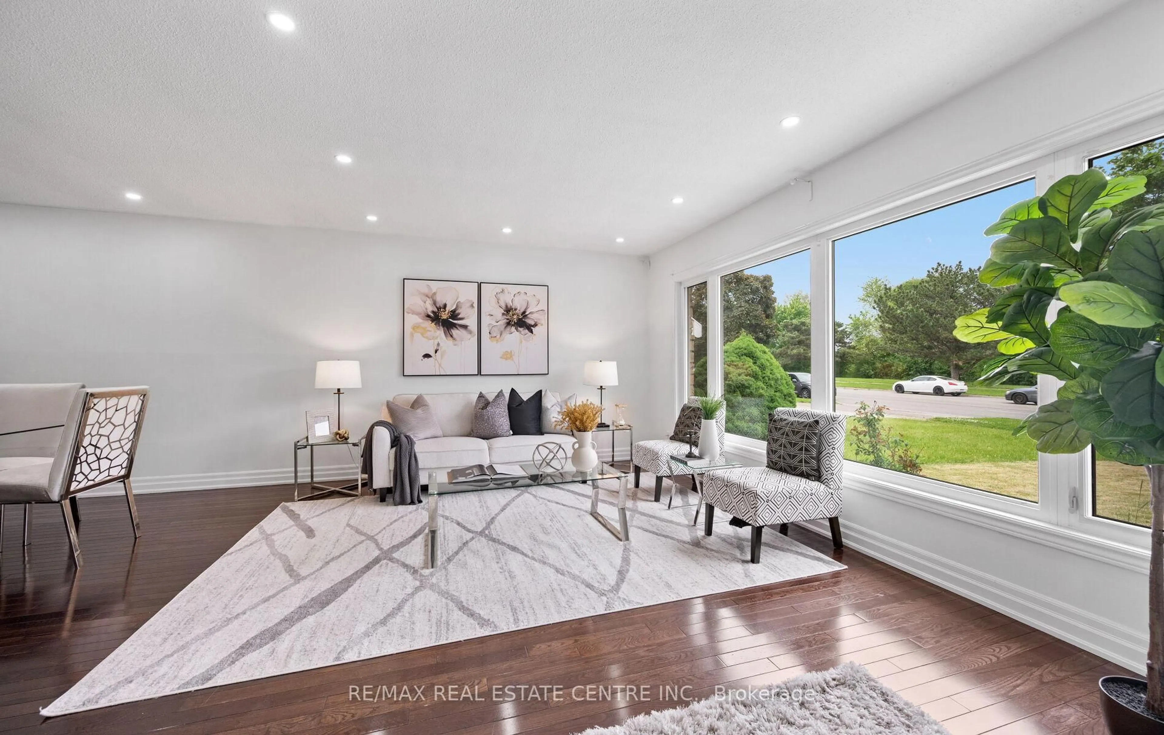 Living room with furniture, unknown for 18 Dearbourne Blvd, Brampton Ontario L6T 1J6