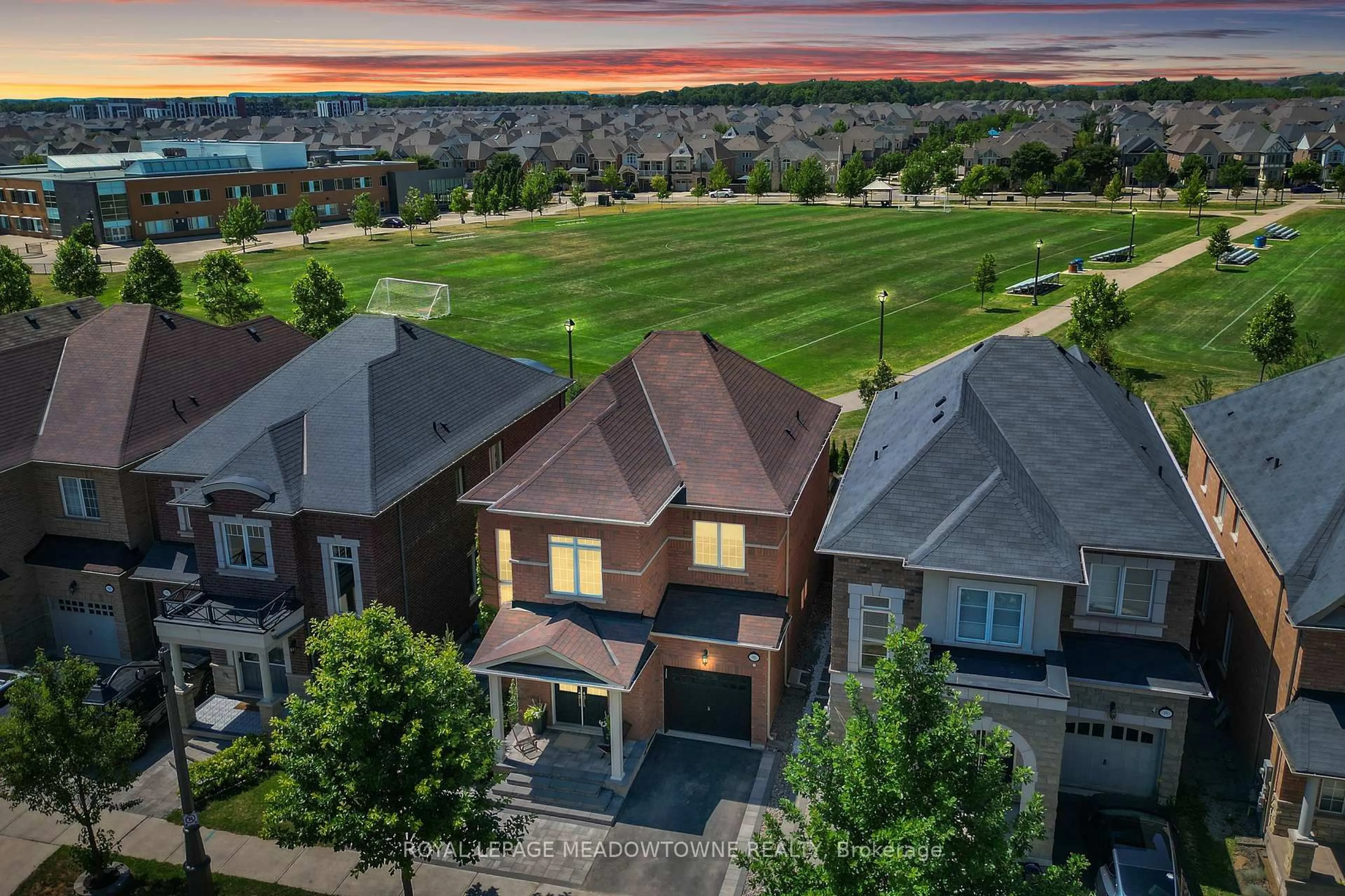 A pic from outside/outdoor area/front of a property/back of a property/a pic from drone, unknown for 93 Kaitting Tr, Oakville Ontario L6M 0T6