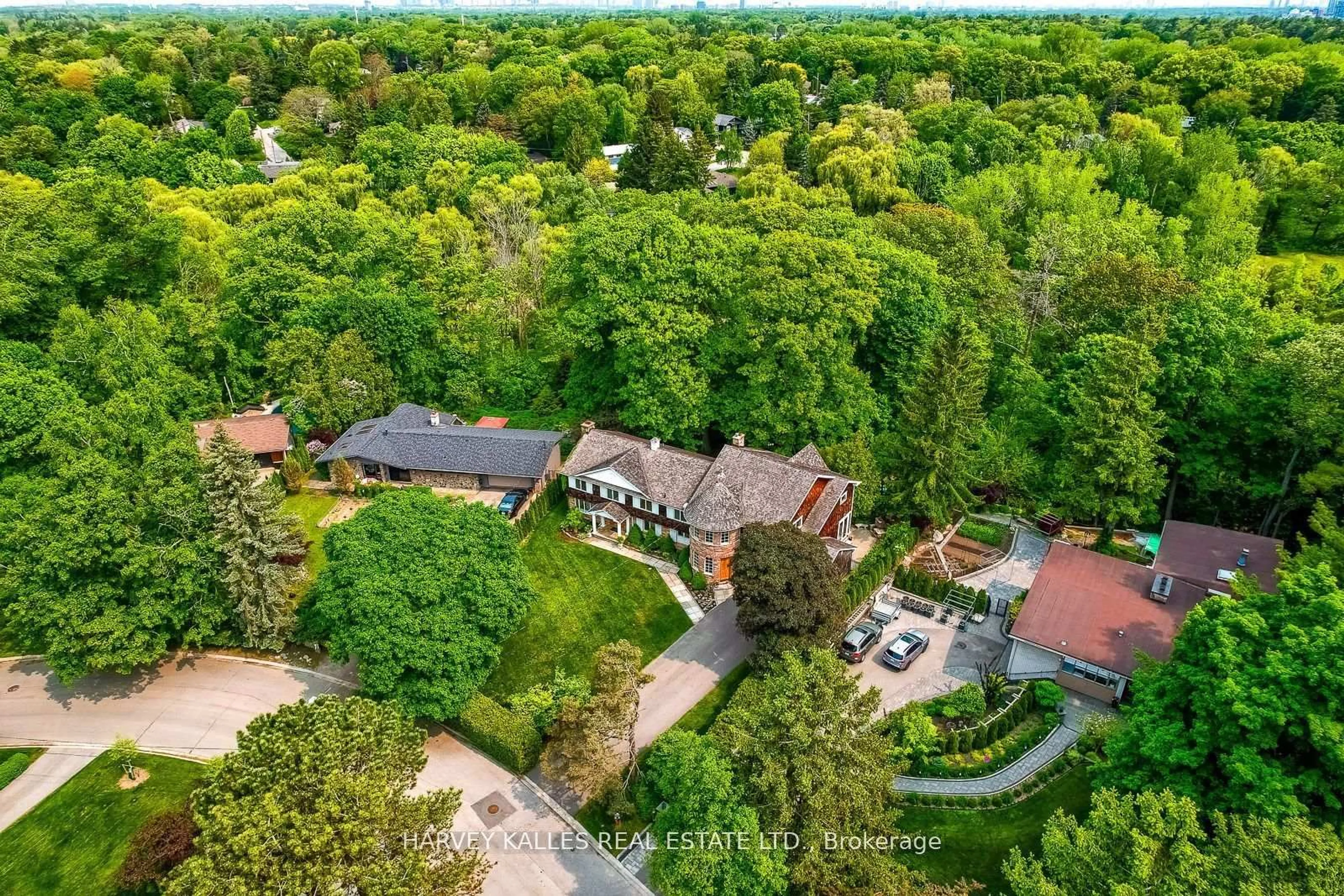 A pic from outside/outdoor area/front of a property/back of a property/a pic from drone, street for 785 Glenleven Cres, Mississauga Ontario L5H 1A9