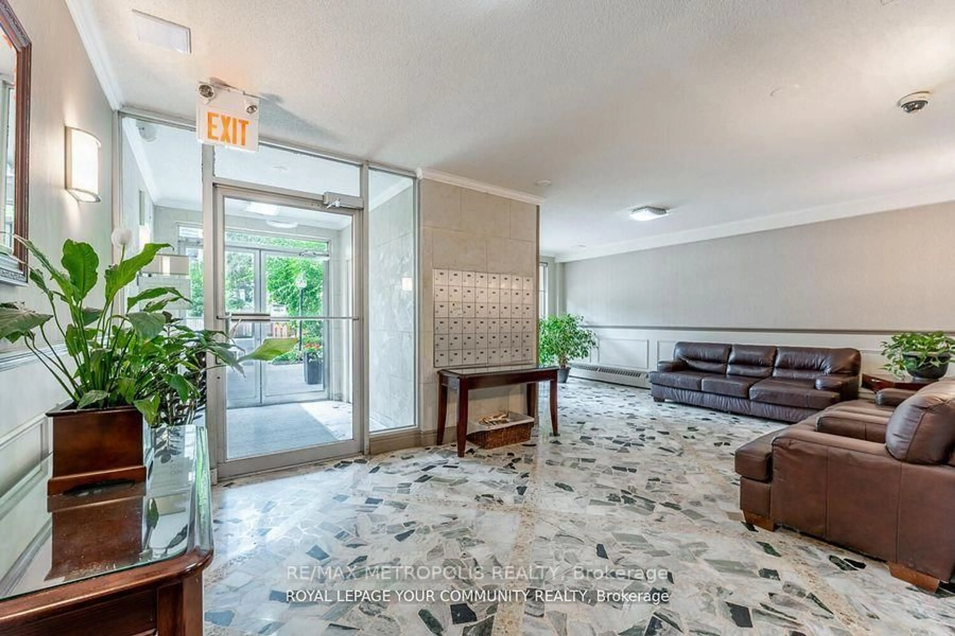Lobby for 15 Elizabeth St #704, Mississauga Ontario L5G 2Z3