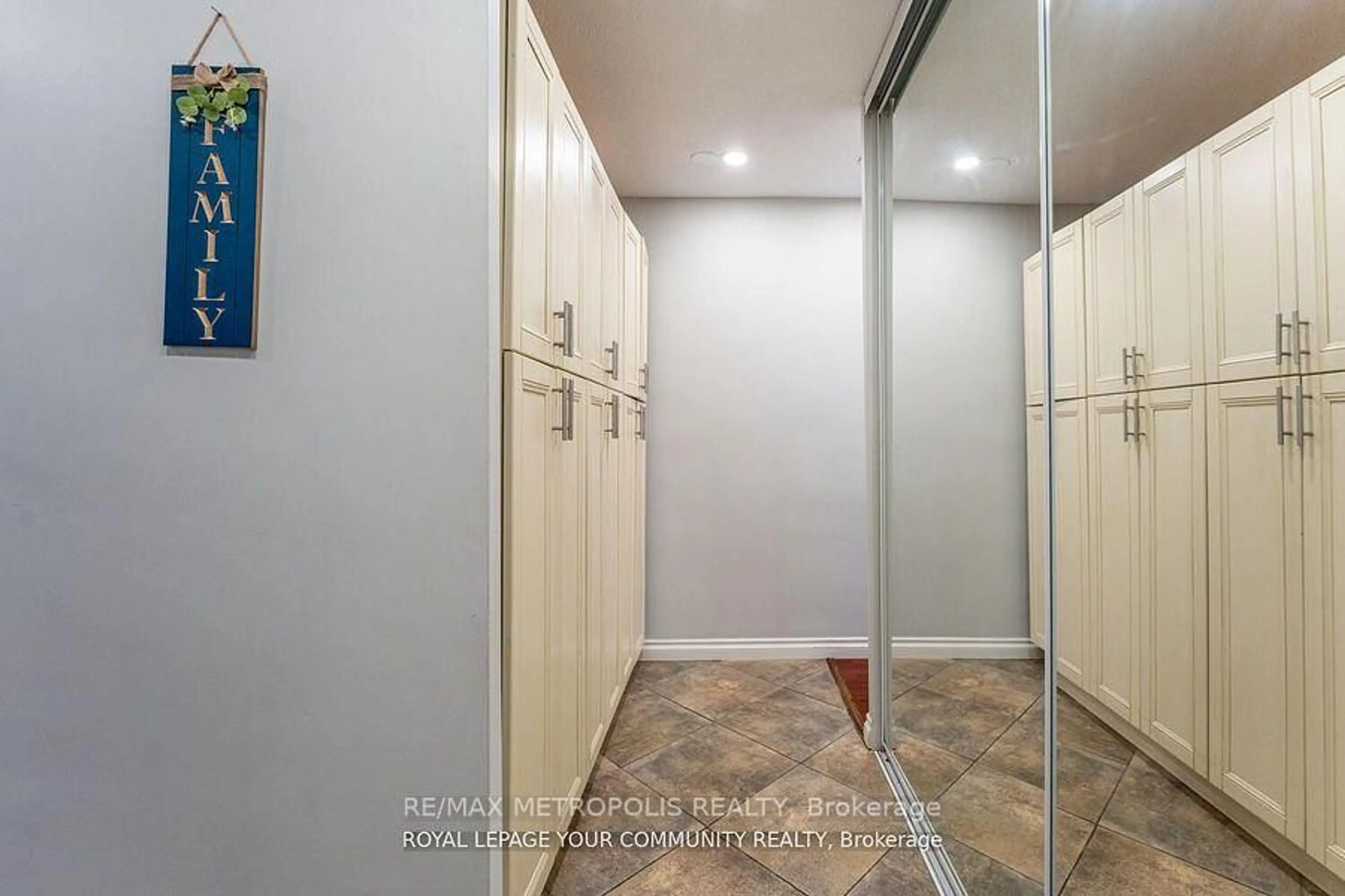 Unknown for 15 Elizabeth St #704, Mississauga Ontario L5G 2Z3