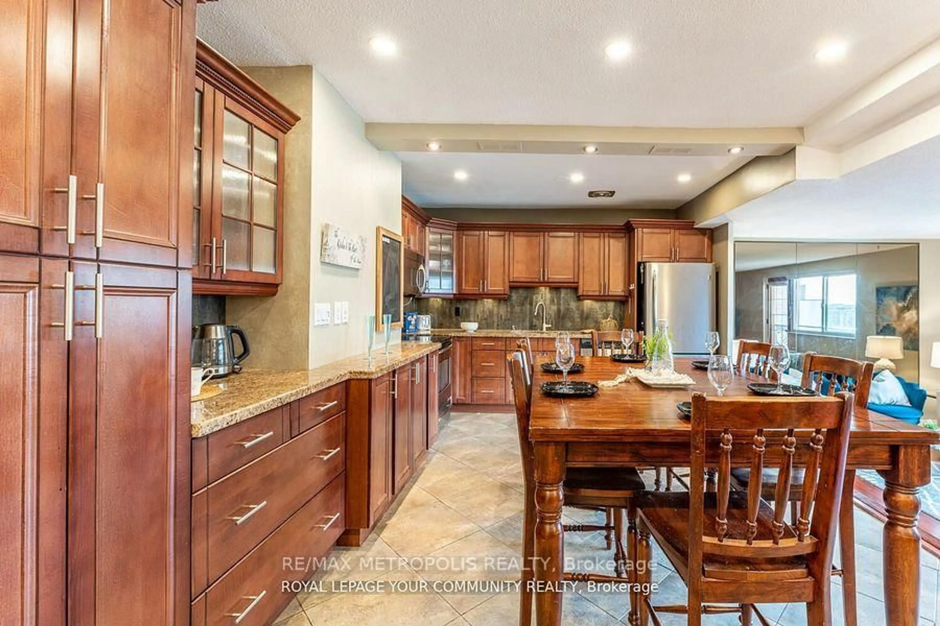 Open concept kitchen, ceramic/tile floor for 15 Elizabeth St #704, Mississauga Ontario L5G 2Z3