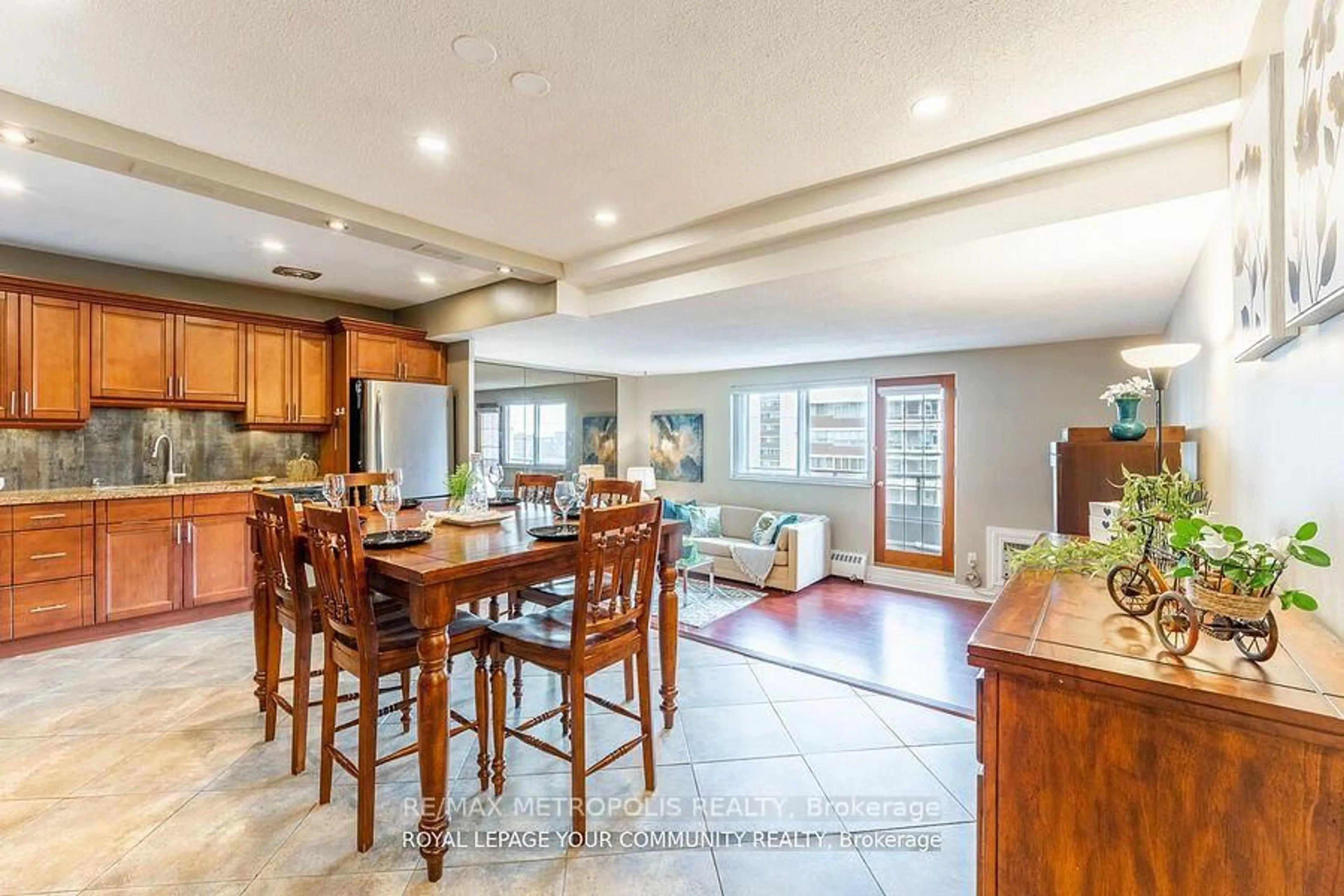 Open concept kitchen, ceramic/tile floor for 15 Elizabeth St #704, Mississauga Ontario L5G 2Z3