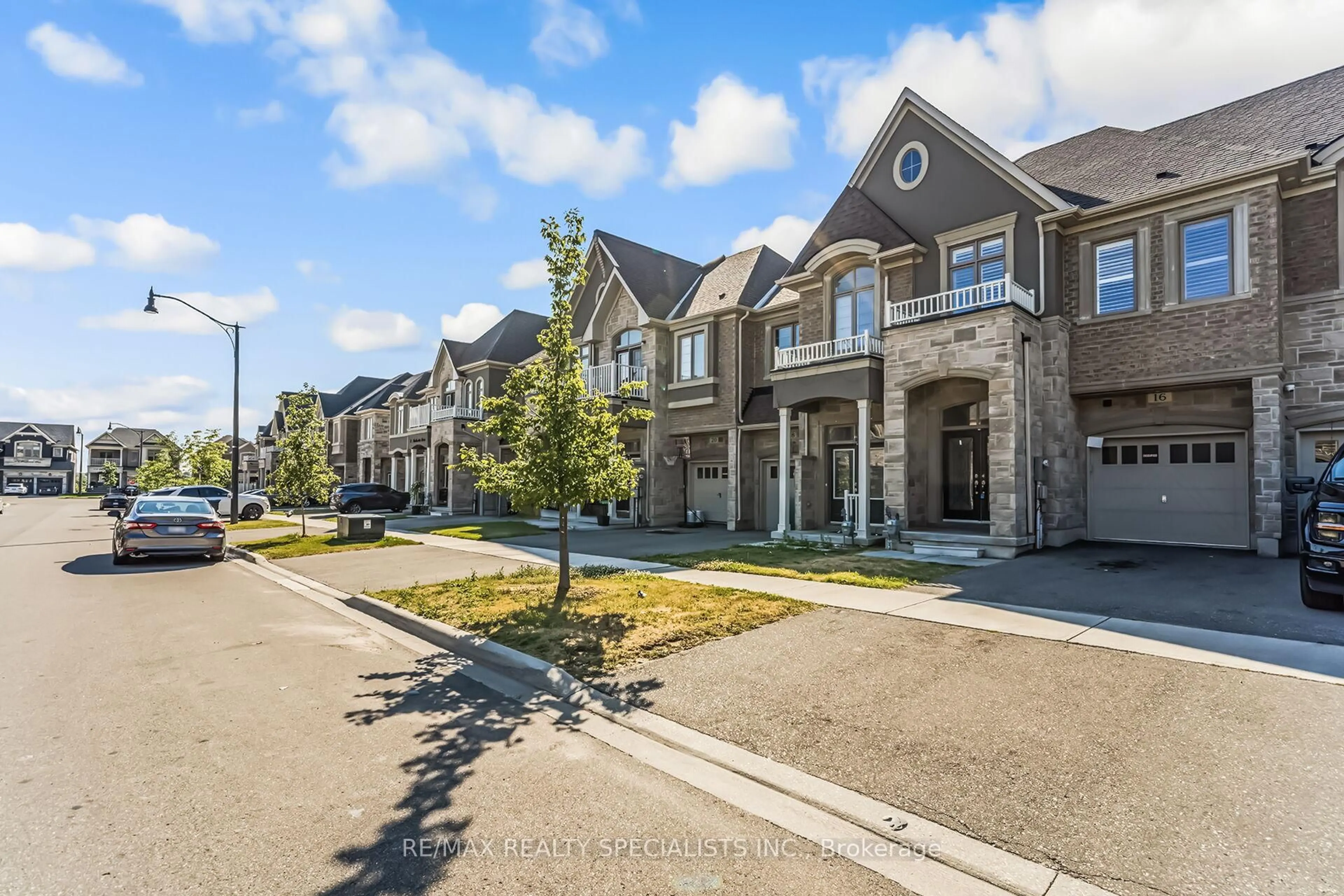 A pic from outside/outdoor area/front of a property/back of a property/a pic from drone, street for 16 Dalbeattie Dr, Brampton Ontario L6Y 0E3
