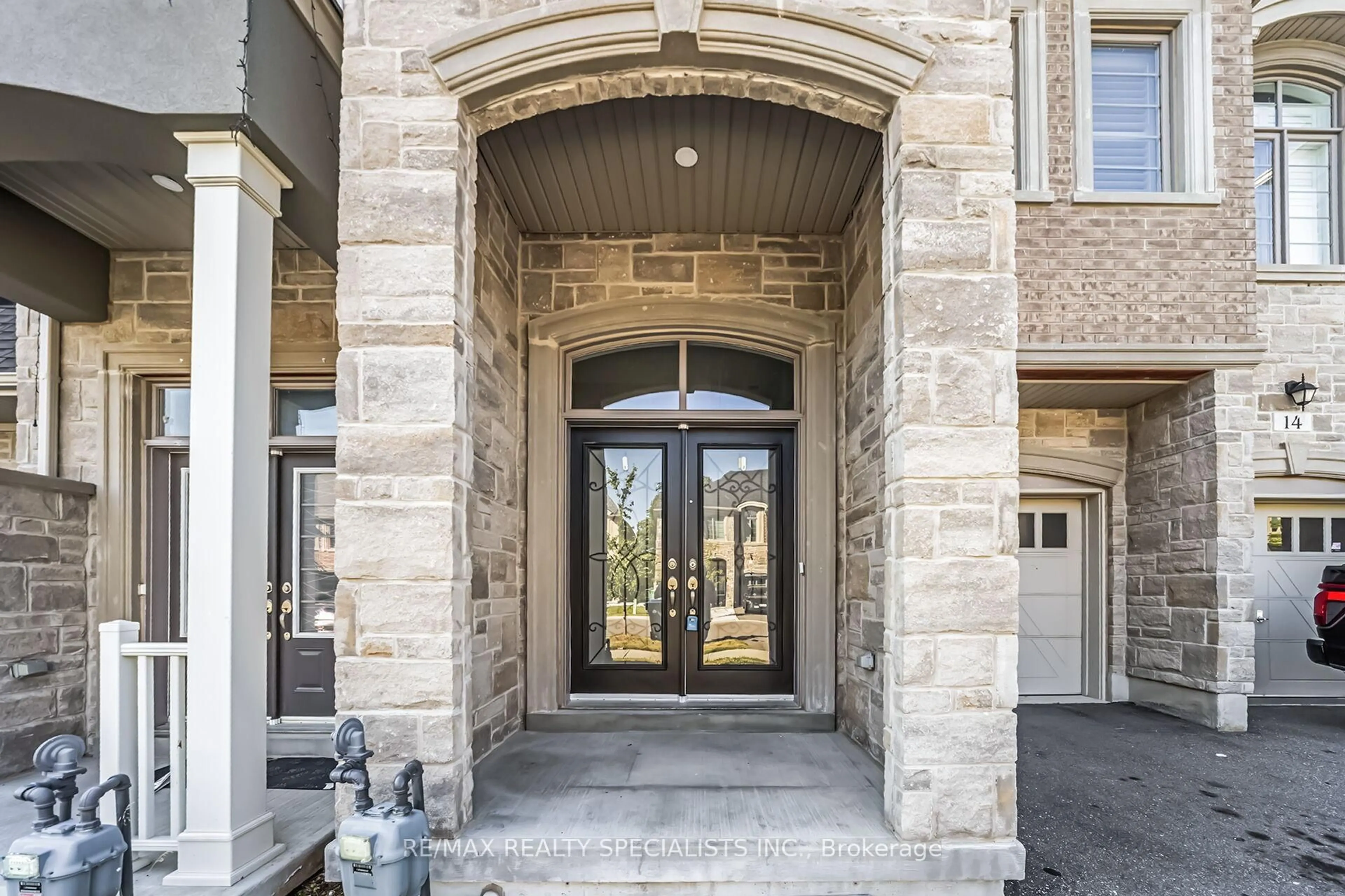 Indoor entryway for 16 Dalbeattie Dr, Brampton Ontario L6Y 0E3