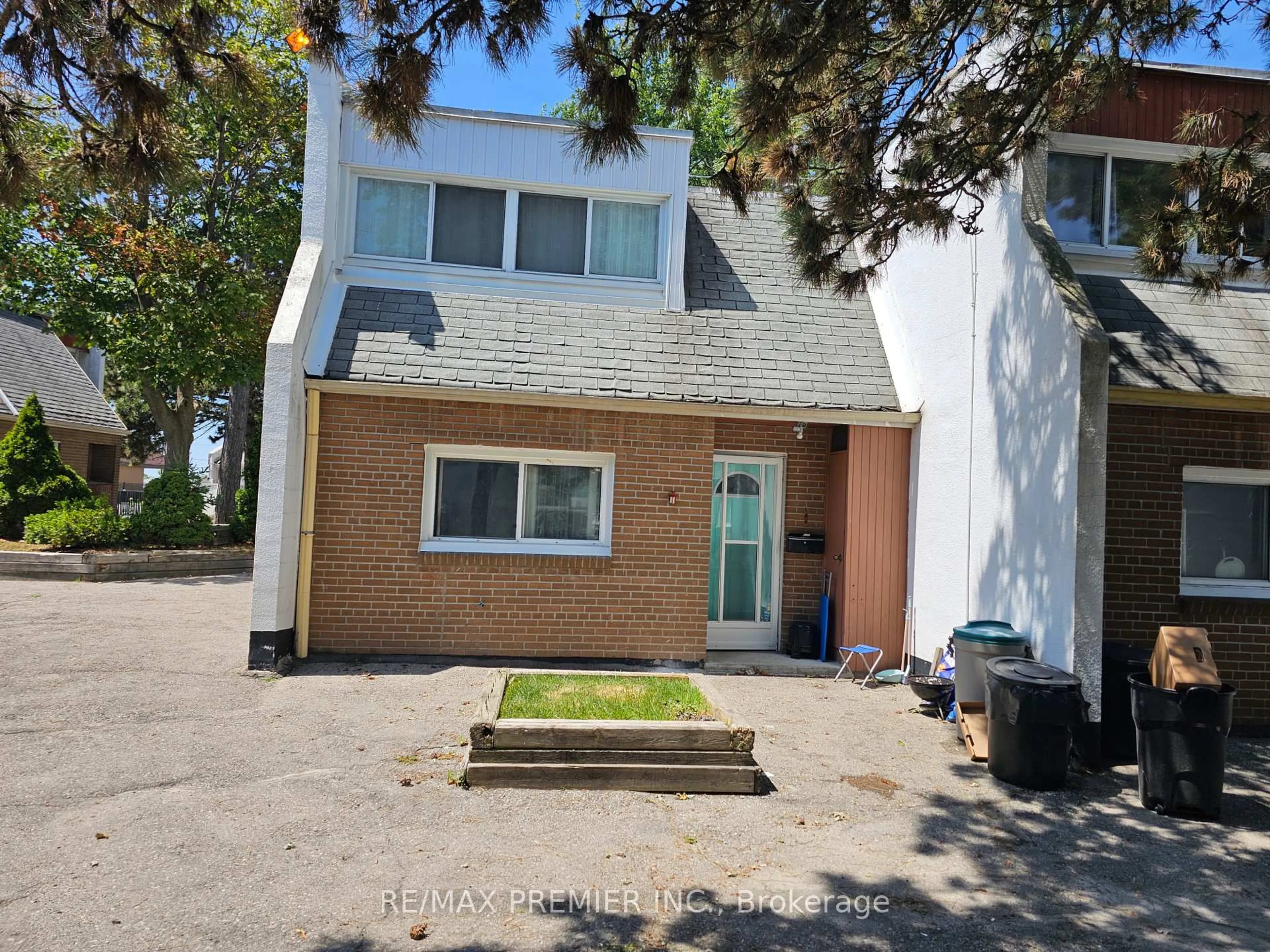 A pic from outside/outdoor area/front of a property/back of a property/a pic from drone, street for 2901 Jane St #Unit 78, Toronto Ontario M3N 2J8