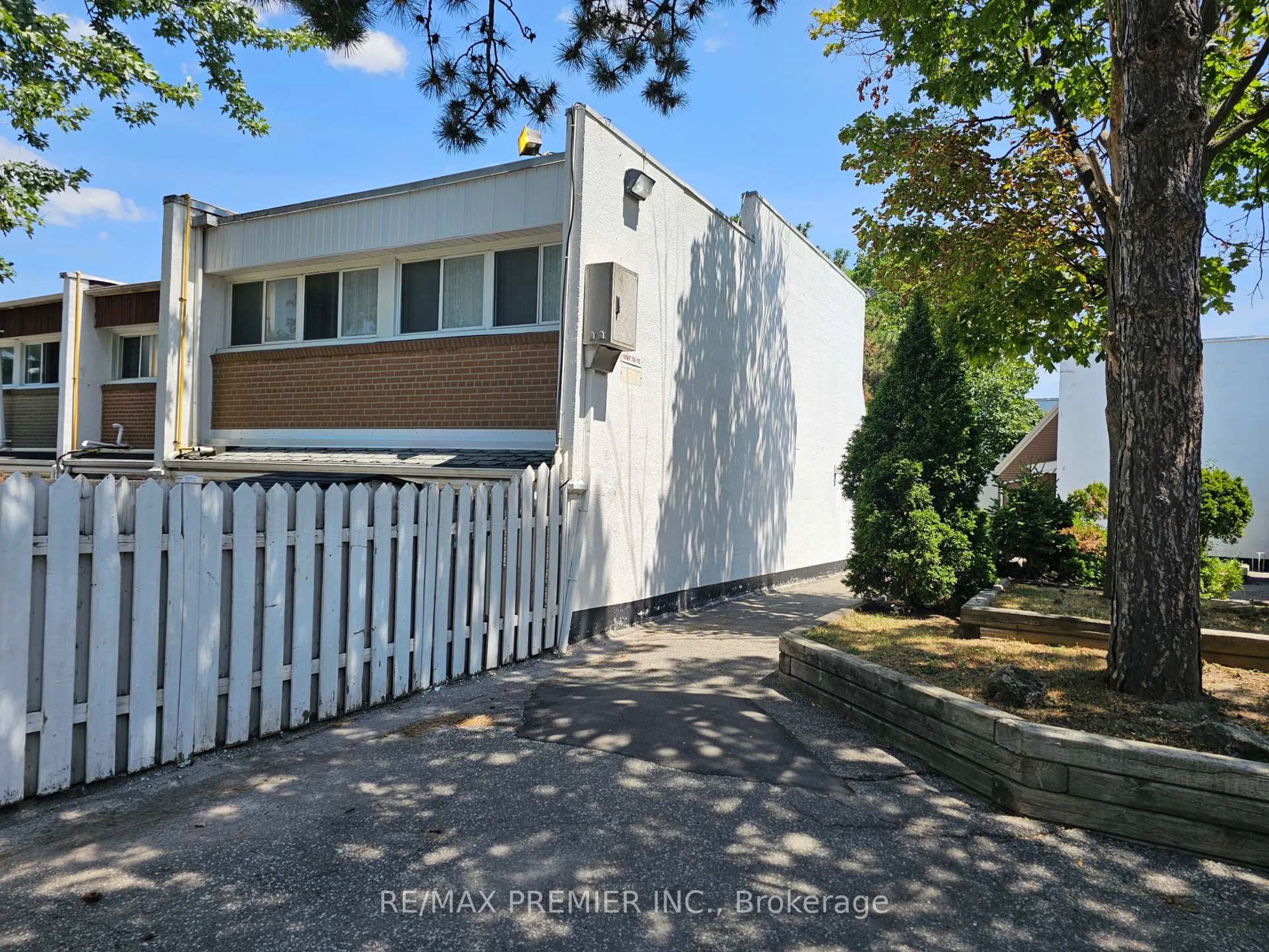 A pic from outside/outdoor area/front of a property/back of a property/a pic from drone, street for 2901 Jane St #Unit 78, Toronto Ontario M3N 2J8