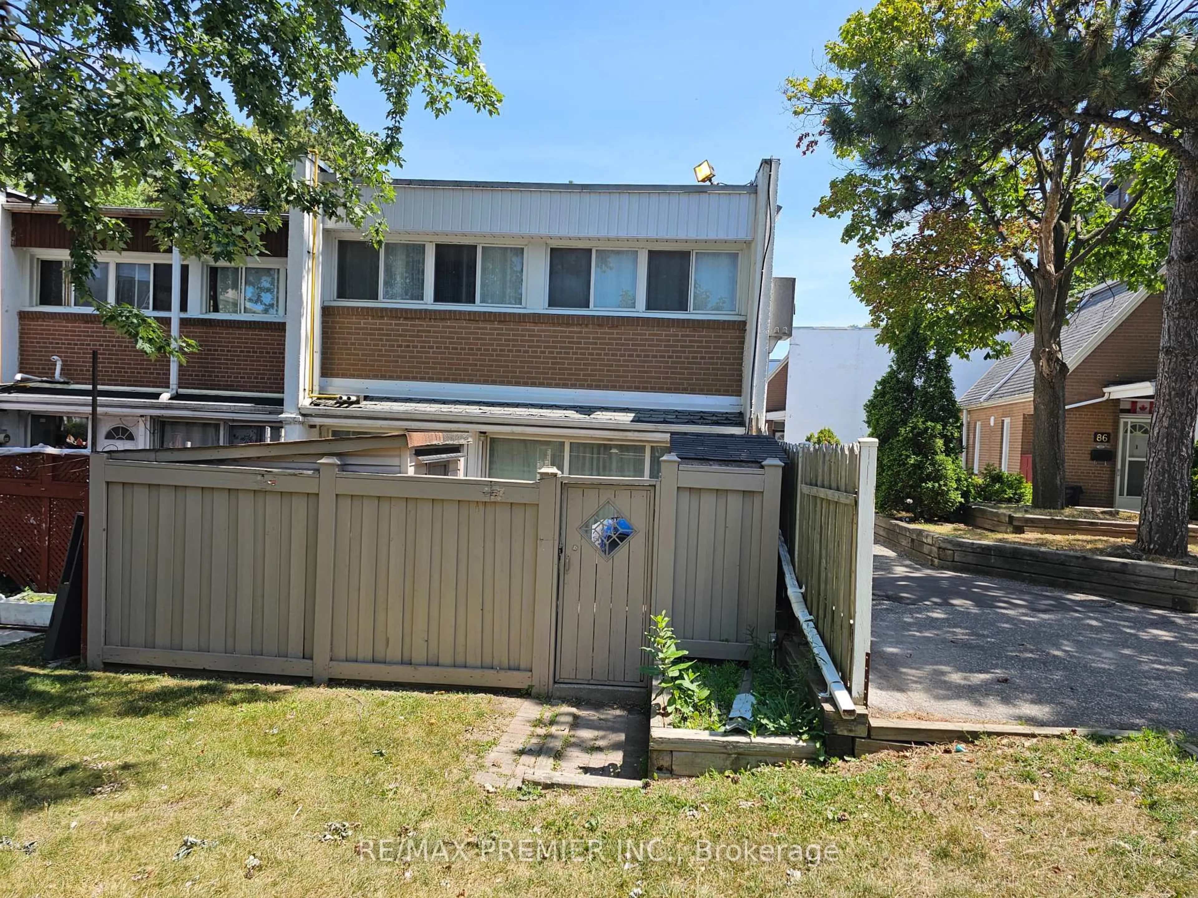 A pic from outside/outdoor area/front of a property/back of a property/a pic from drone, street for 2901 Jane St #Unit 78, Toronto Ontario M3N 2J8