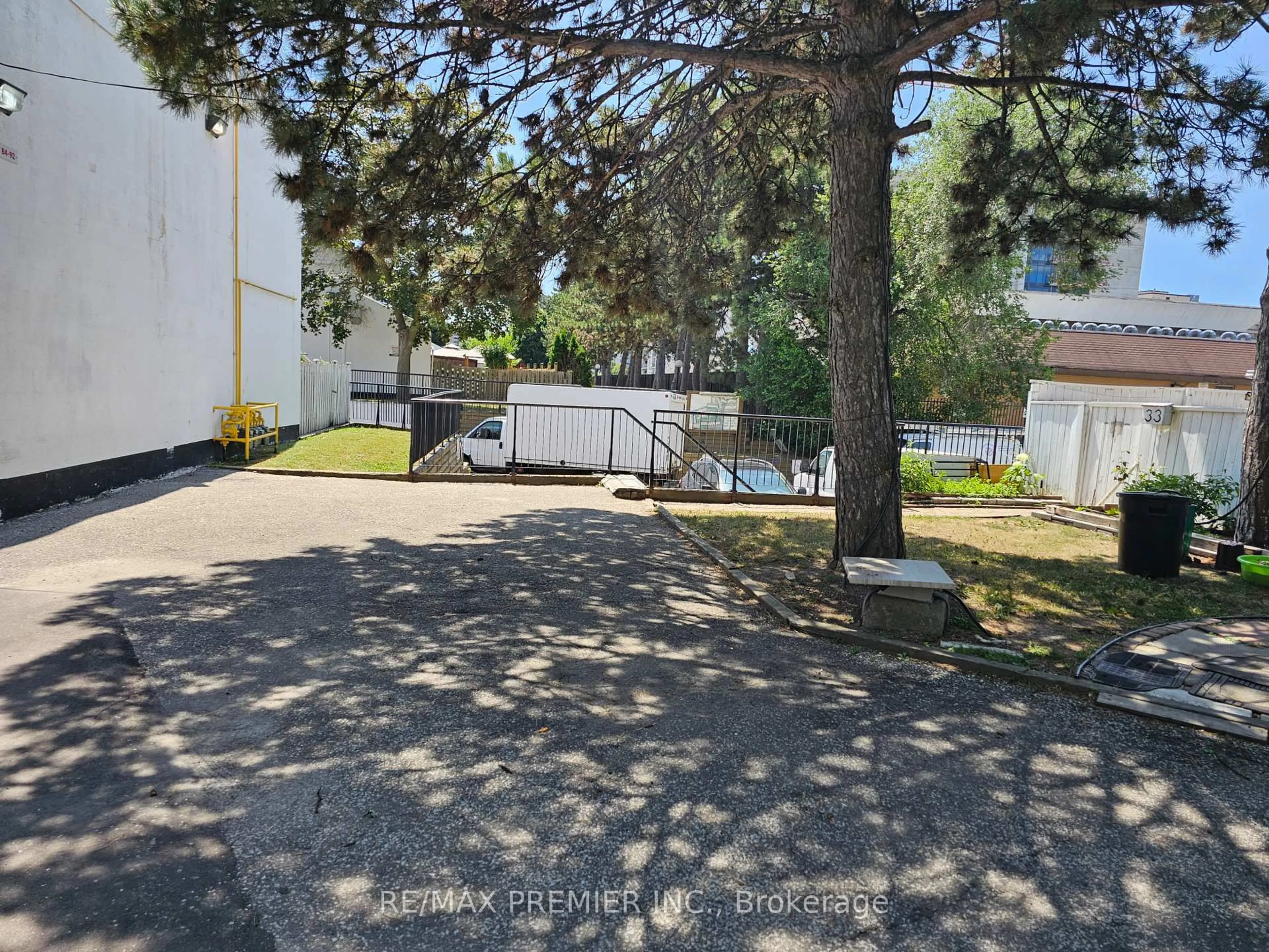 A pic from outside/outdoor area/front of a property/back of a property/a pic from drone, street for 2901 Jane St #Unit 78, Toronto Ontario M3N 2J8