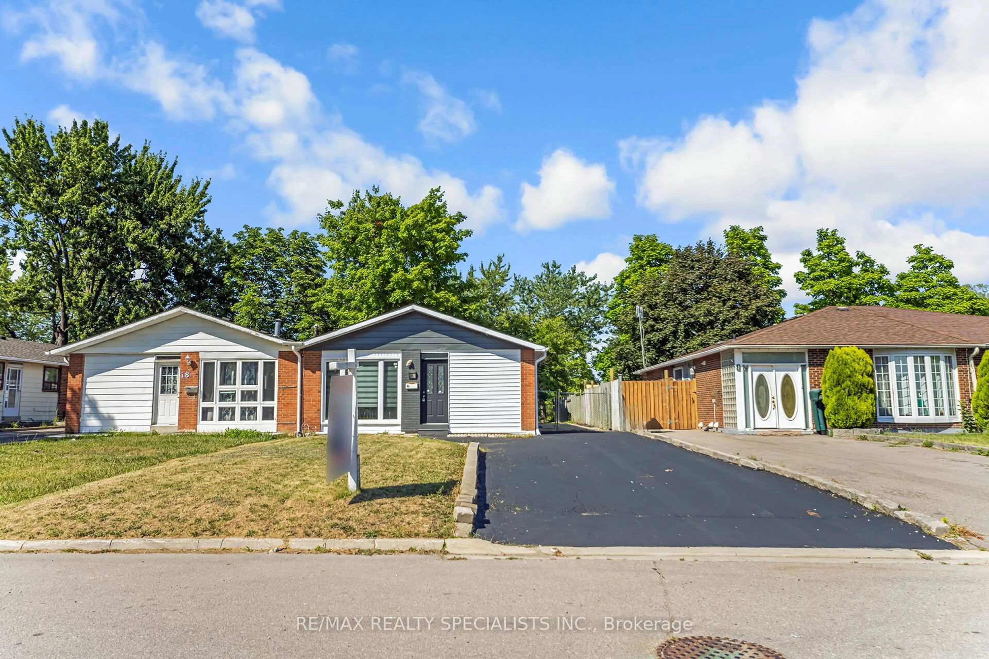 A pic from outside/outdoor area/front of a property/back of a property/a pic from drone, street for 16 Drake Blvd, Brampton Ontario L6T 3K9