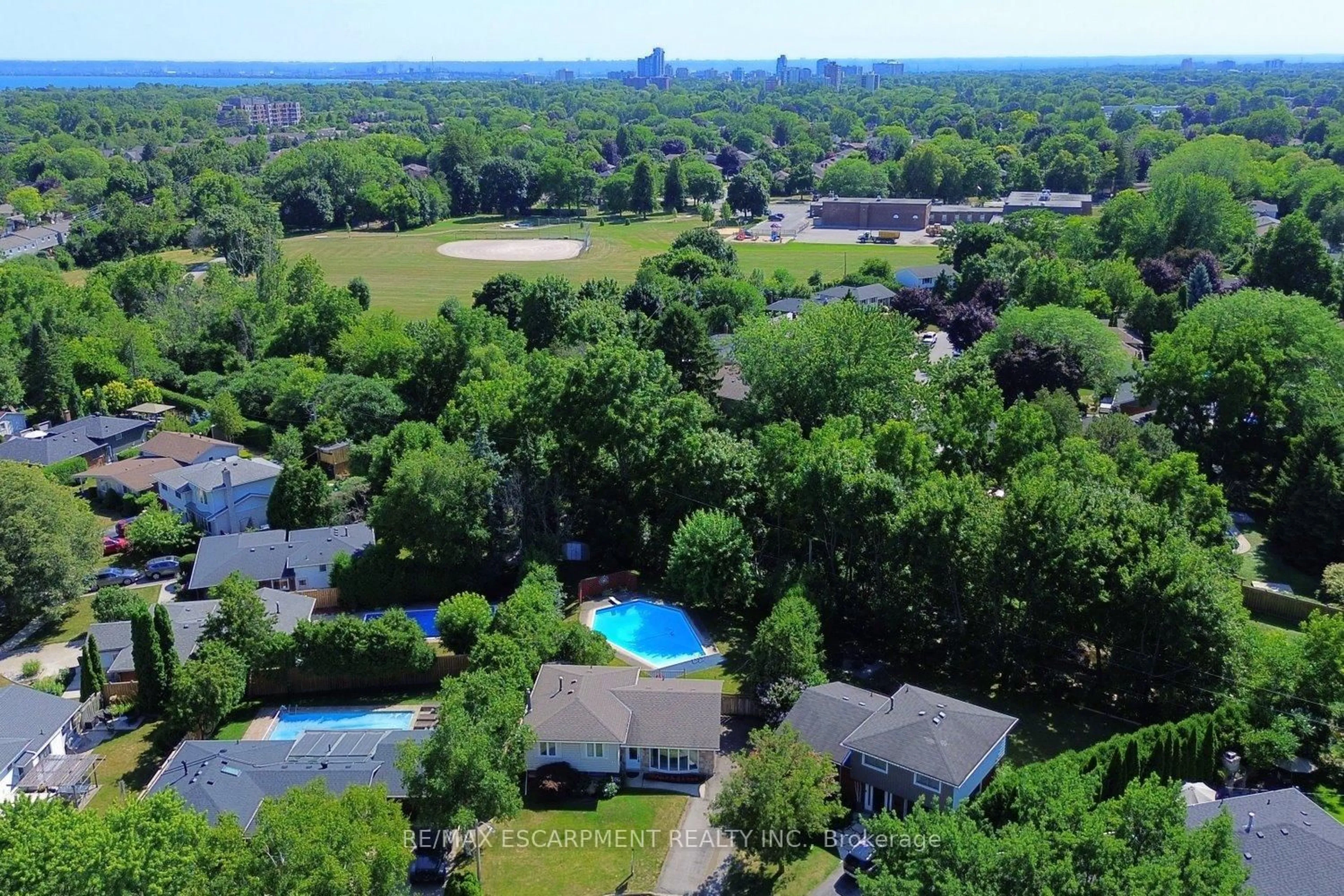 A pic from outside/outdoor area/front of a property/back of a property/a pic from drone, city buildings view from balcony for 552 Hull Crt, Burlington Ontario L7N 3C9