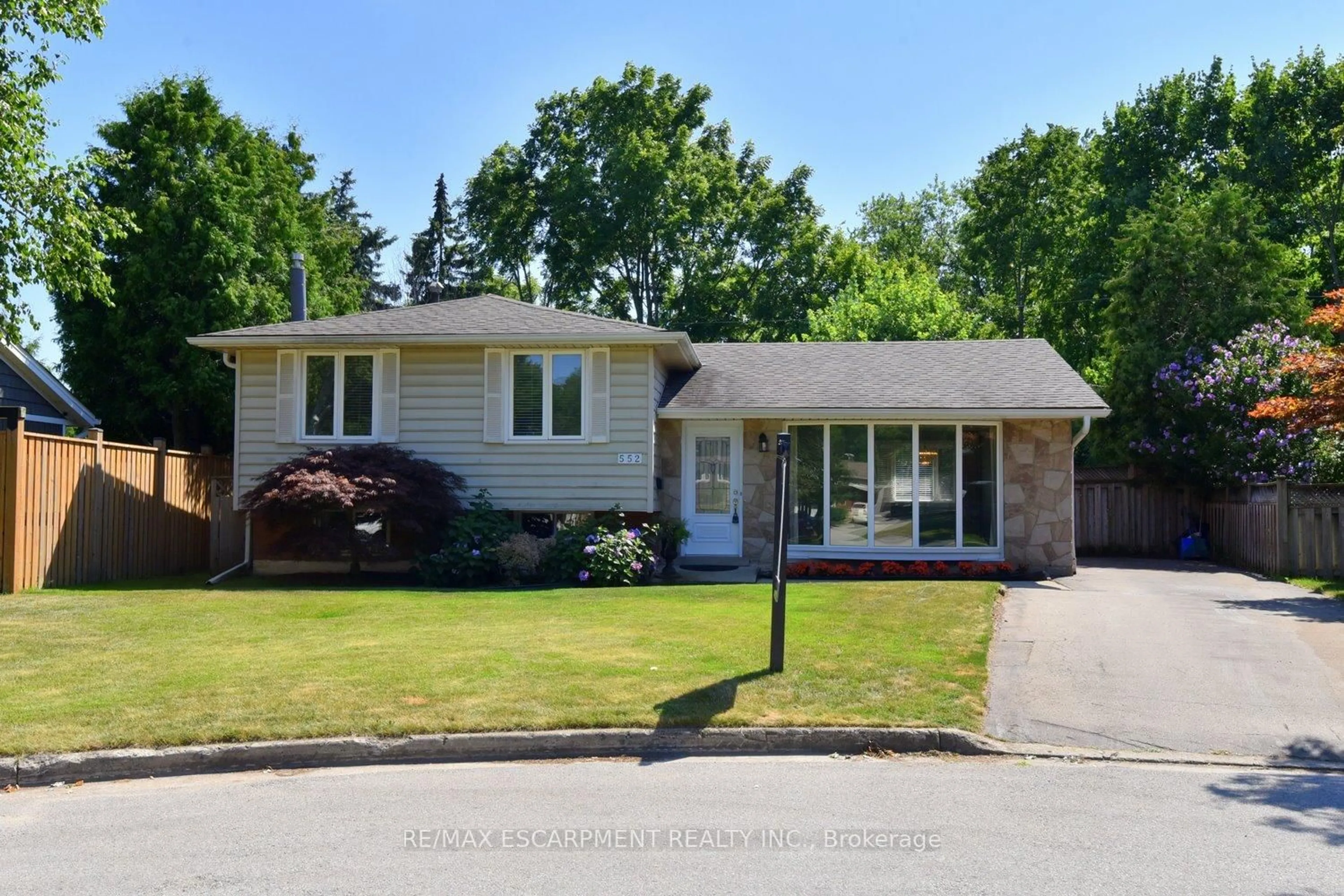 Unknown for 552 Hull Crt, Burlington Ontario L7N 3C9