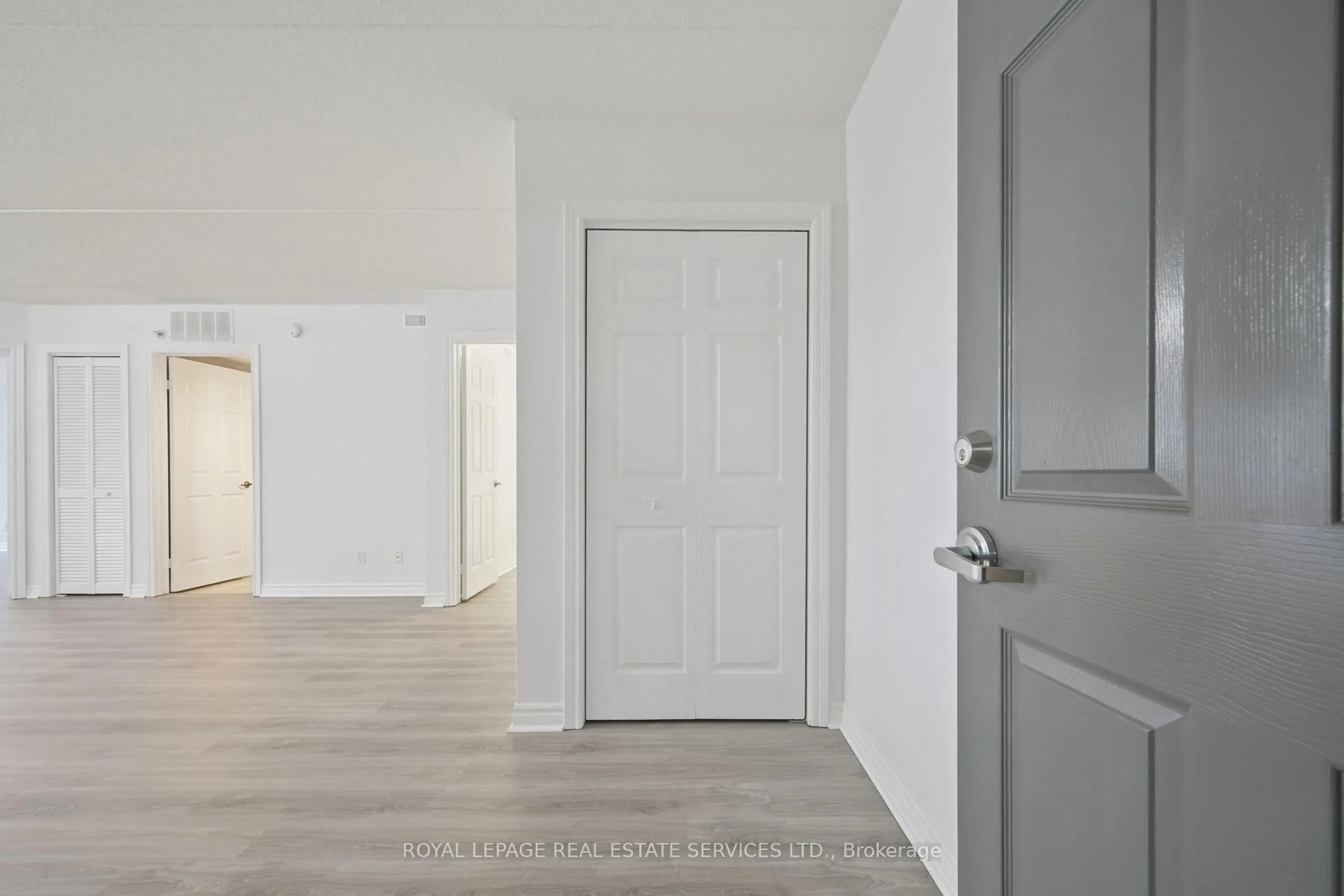 Indoor entryway for 1450 Bishops Gate #207, Oakville Ontario L6M 4N1