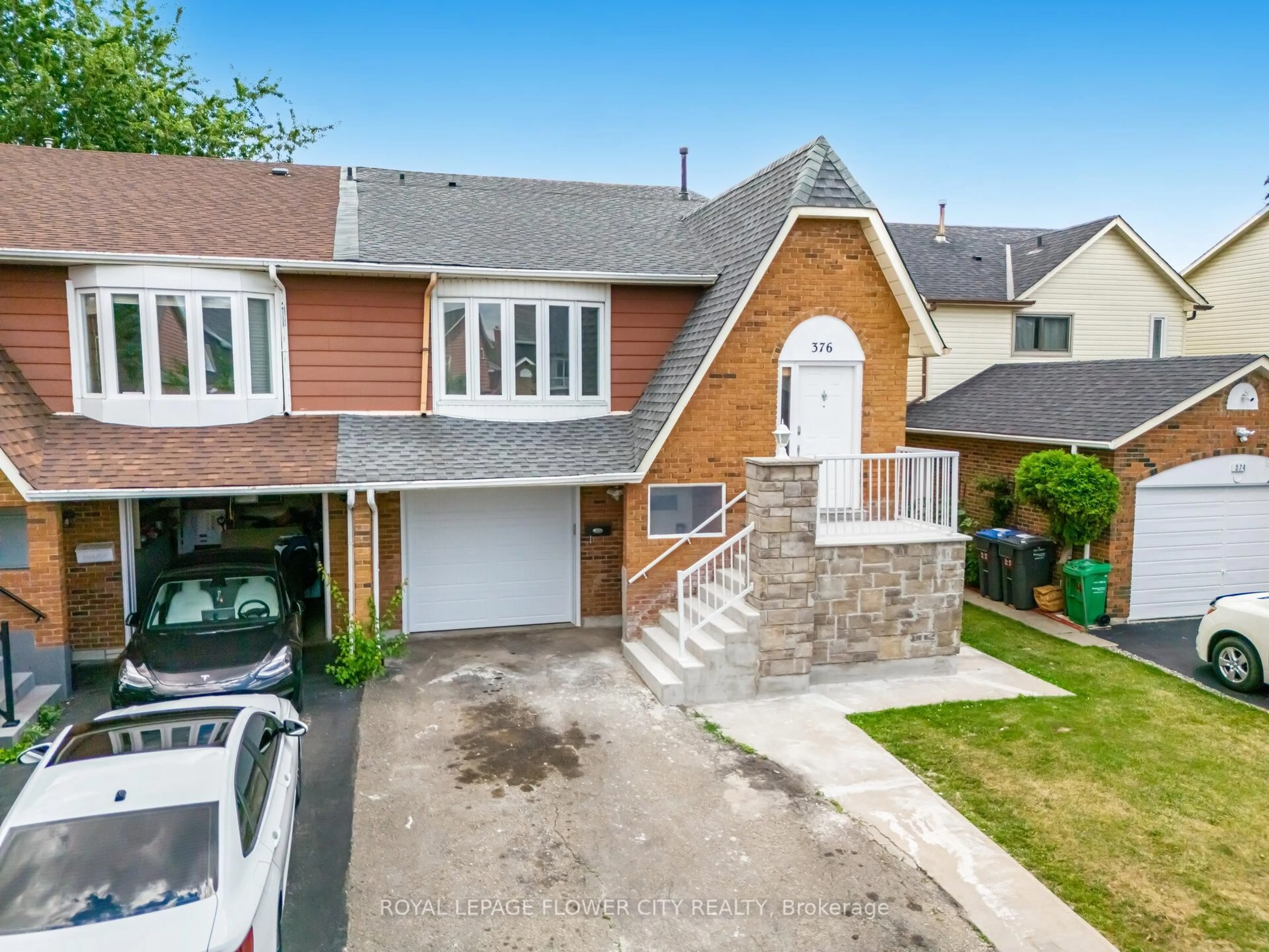 A pic from outside/outdoor area/front of a property/back of a property/a pic from drone, street for 376 Hansen Rd, Brampton Ontario L6V 3P7