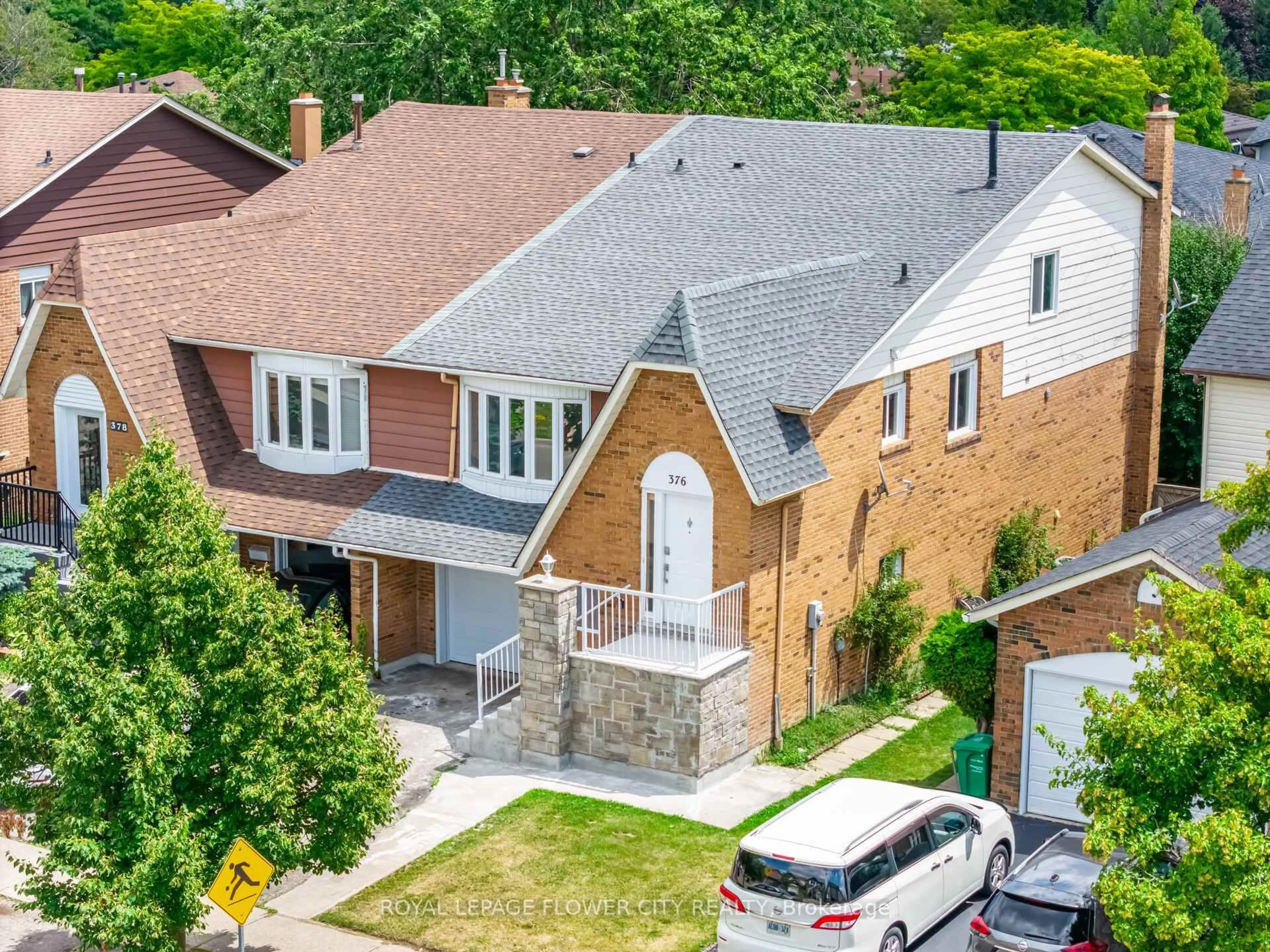 A pic from outside/outdoor area/front of a property/back of a property/a pic from drone, street for 376 Hansen Rd, Brampton Ontario L6V 3P7