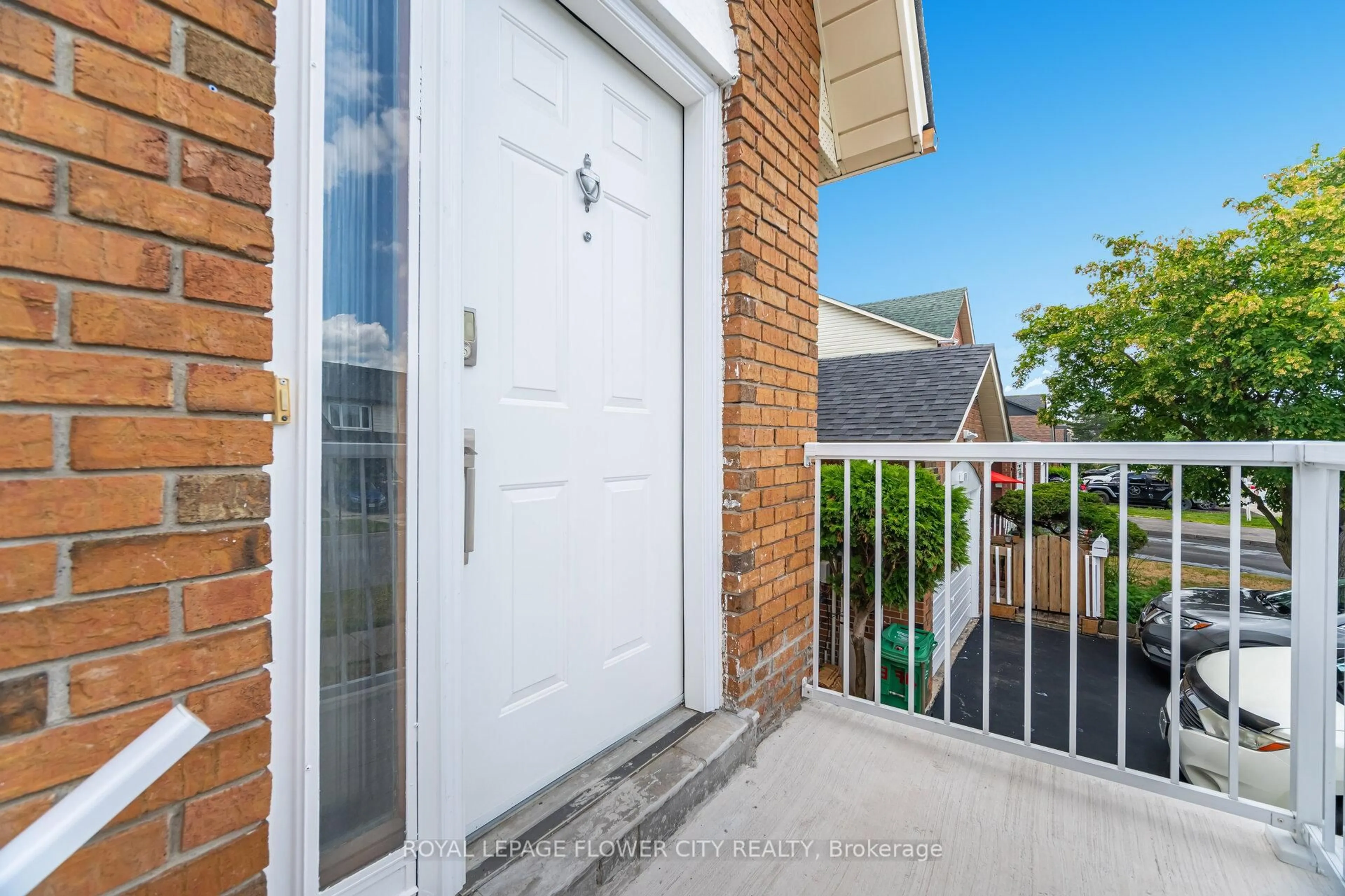 Indoor entryway for 376 Hansen Rd, Brampton Ontario L6V 3P7