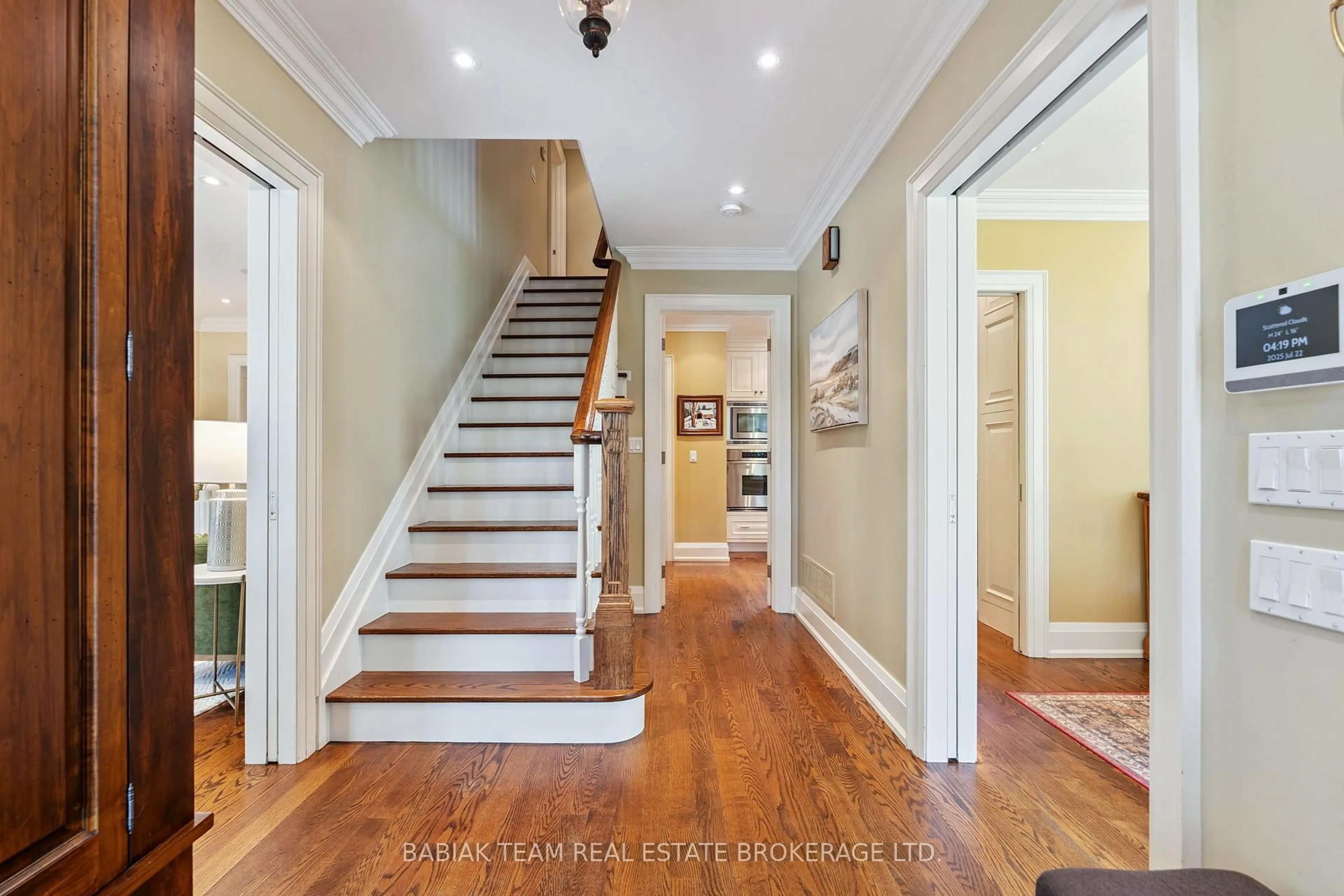 Indoor entryway for 82 Humberview Rd, Toronto Ontario M6S 1X1