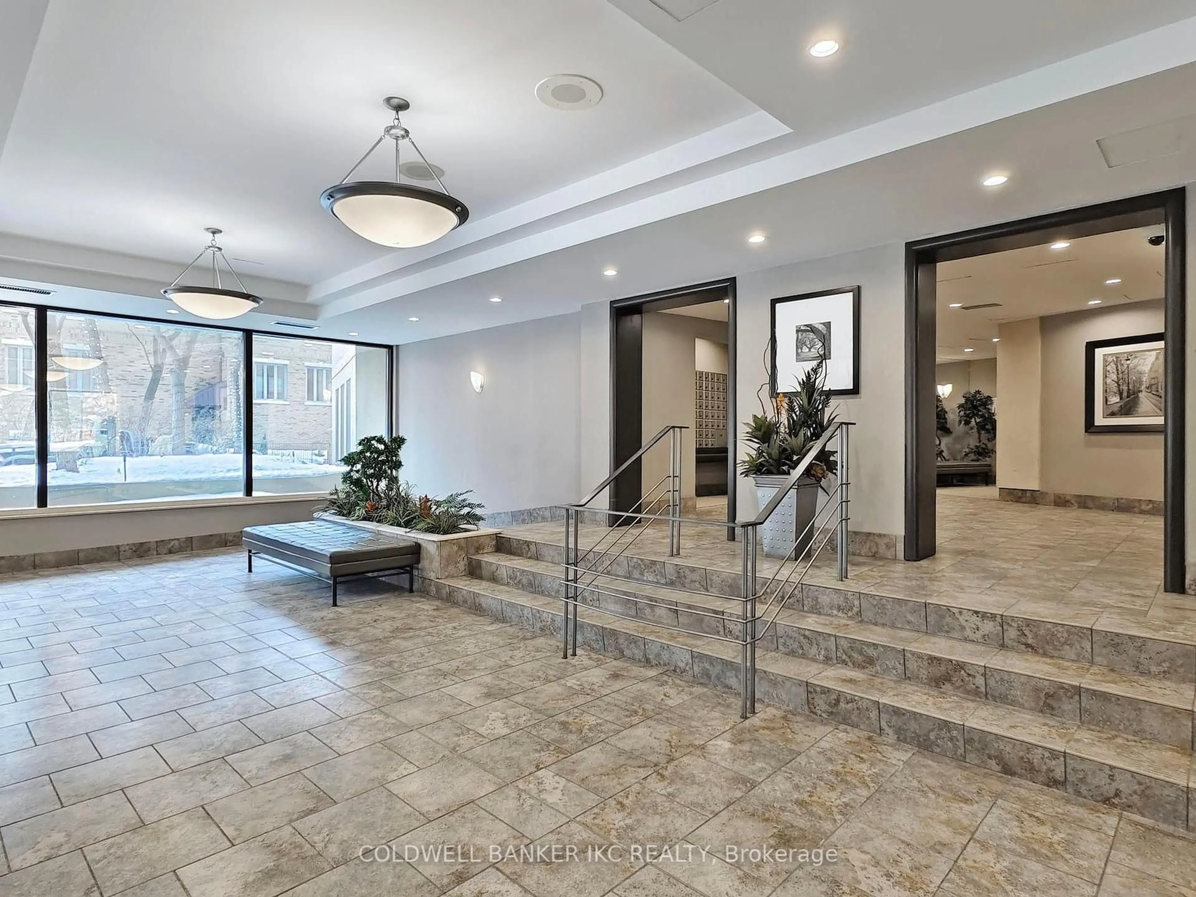 Indoor foyer for 4235 Sherwood towne Blvd #1001, Mississauga Ontario L4Z 1W3