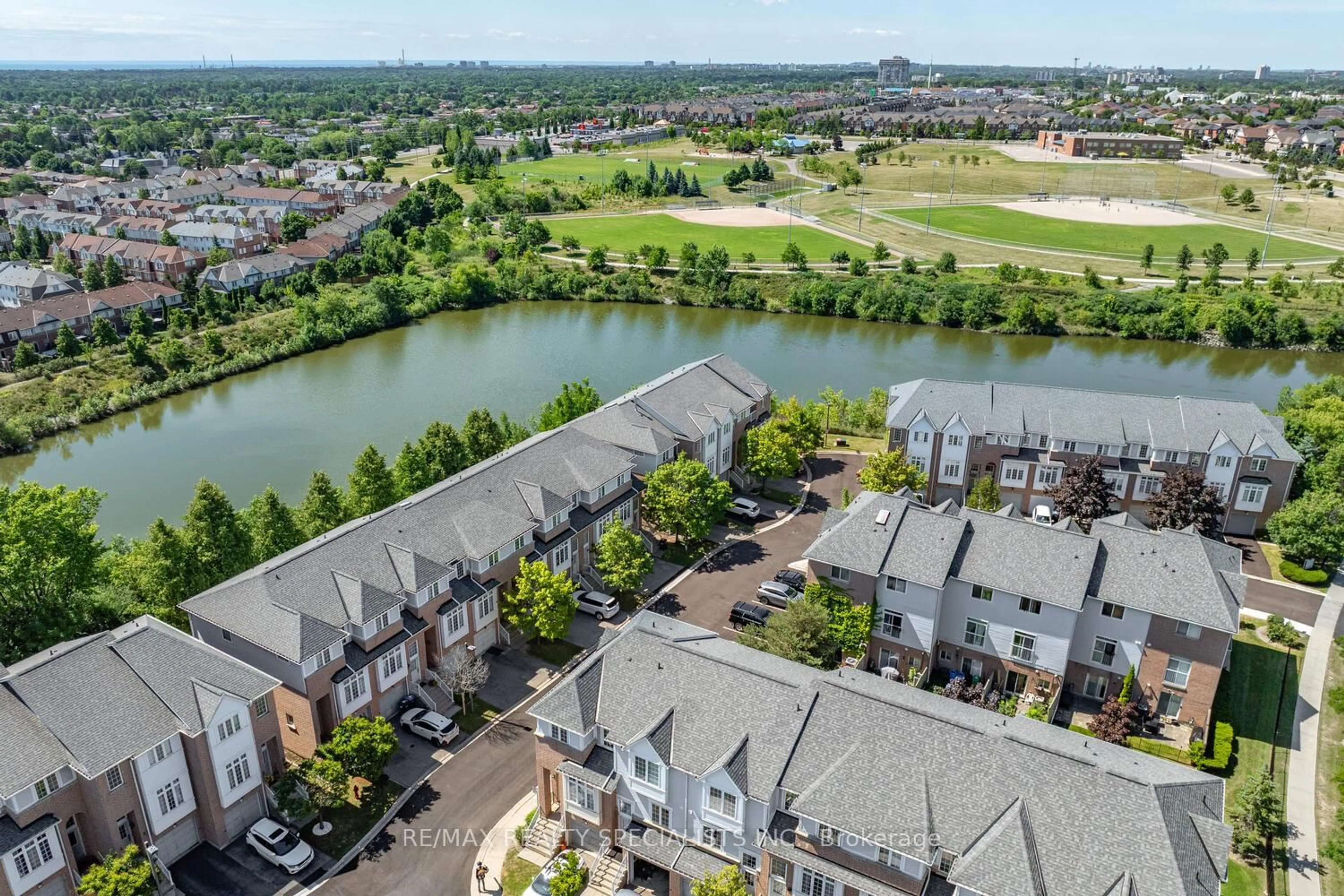 A pic from outside/outdoor area/front of a property/back of a property/a pic from drone, water/lake/river/ocean view for 280 Hillcrest Ave #37, Mississauga Ontario L5B 4L3