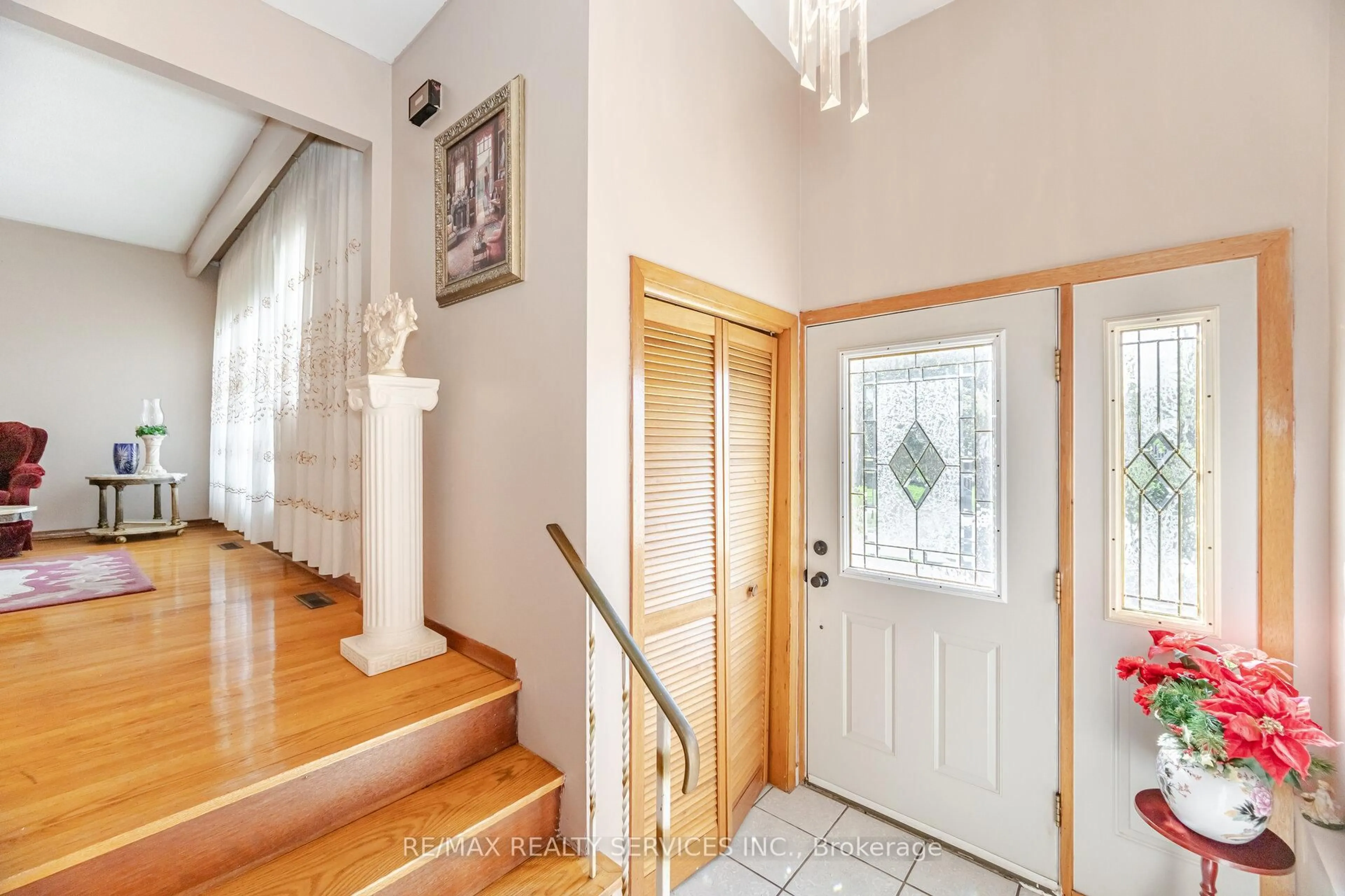 Indoor entryway for 33 Tolton Dr, Brampton Ontario L6V 2P9
